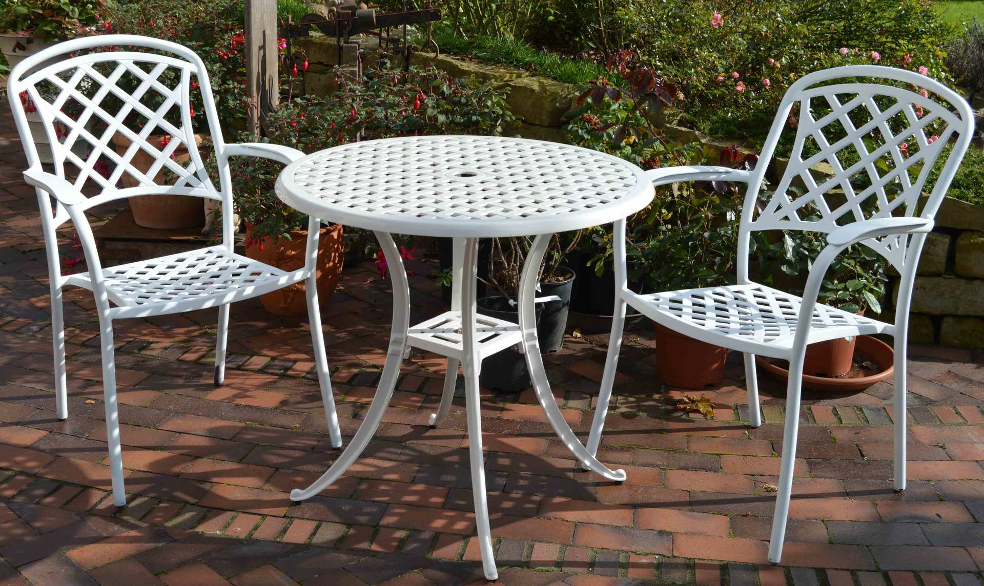 Weiße Gartenmöbel,Weiße wetterfeste Gartenmöbel aus Aluminium Guss von finden Sie in Gärten in kleinen und großen Städten wie Recklinghausen Göttingen Halle Leipzig Dresden, Chemnitz, Zwickau Gera, Erfurt, Kassel, Dortmund, Düsseldorf, Remscheid, Köln, Siegen, Koblenz, Wiesbaden Mainz, Frankfurt,