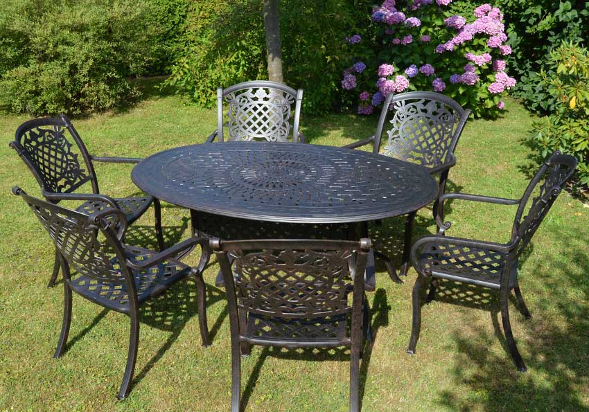 Gartenmöbel aus
Aluminiumguss (Alu Guss) gelten als ideal für den Außenbereich, da sie extrem wetterfest, rostfrei und langlebig sind. Im Gegensatz zu herkömmlichem Aluminium ist Aluguss massiver und ermöglicht filigrane, oft nostalgische Designs, die dennoch stabil und pflegeleicht sind.