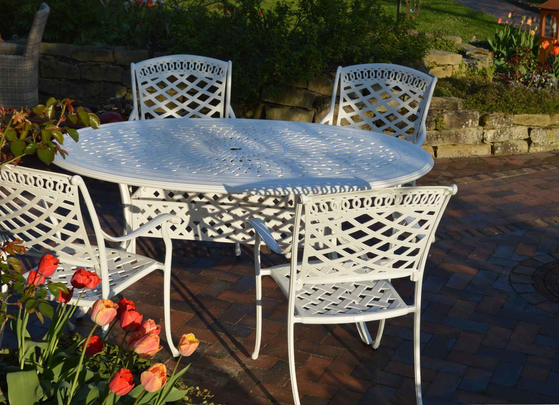 Weiße wetterfeste Gartenmöbel aus Aluminium Guss von Großmann finden Sie in Gärten in kleinen und großen Städten wie Hildesheim, Hannover, Hamburg, Celle, Göttingen, Kassel, Braunschweig, Hameln, Springe, Hildesheim, Northeim, Einbeck, Bad Lauterberg, Bad Harzburg, Herzberg, Salzgitter, Goslar, Holzminden, Bielefeld, Lemgo und Salzgitter.