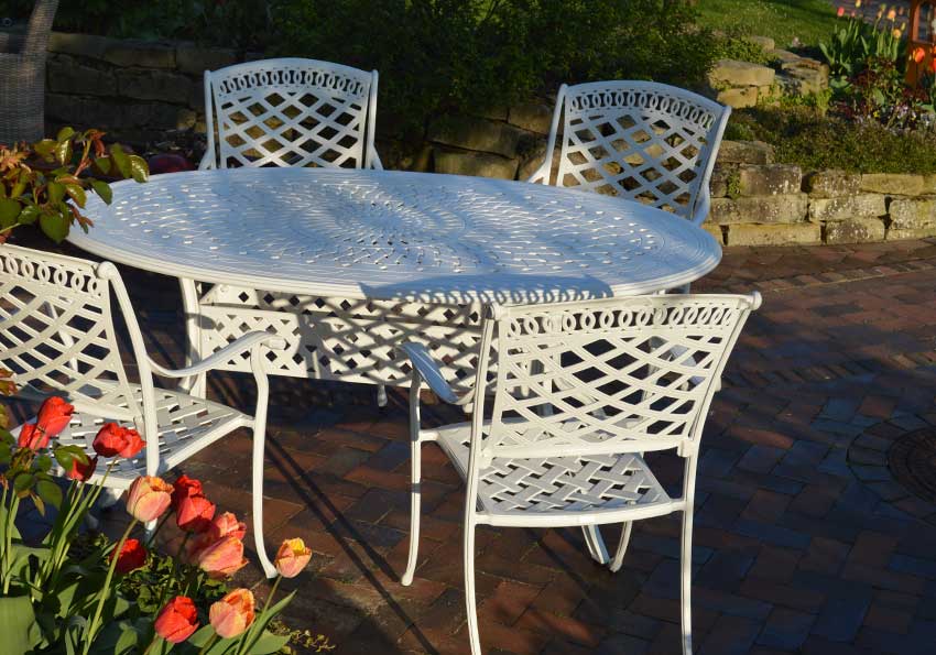 Weißer wetterfester Gartentisch mit 4 - 6 wiße Gartenstühle