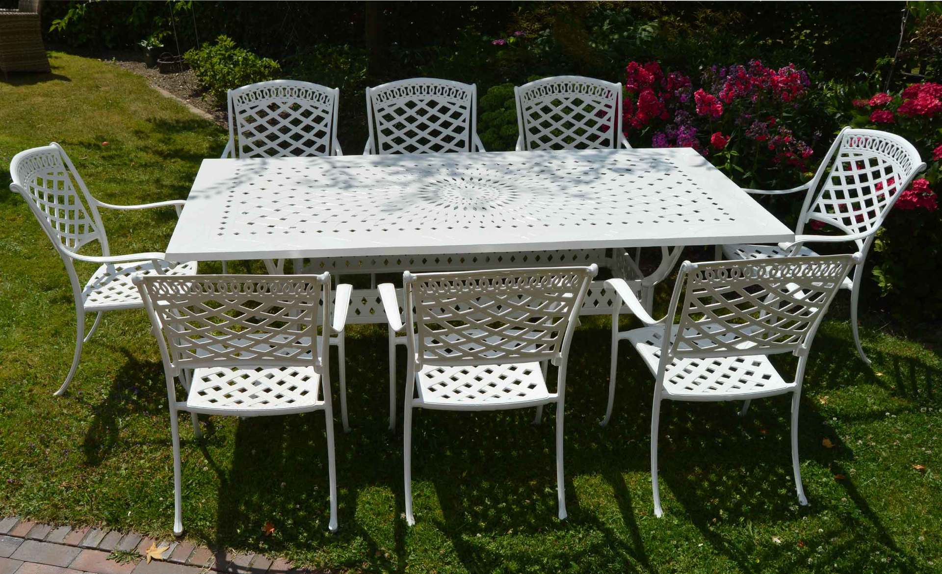 Weiße Gartenmöbel kaufen ,Weiße wetterfeste Gartenmöbel aus Aluminium Guss von Großmann finden Sie in Gärten in kleinen und großen Städten wie Hildesheim, Hannover, Hamburg, Celle, Göttingen, Kassel, Braunschweig, Hameln, Springe, Hildesheim, Northeim, Einbeck, Bad Lauterberg, Bad Harzburg, Herzberg, Salzgitter, Goslar, Holzminden, Bielefeld, Lemgo und Salzgitter.