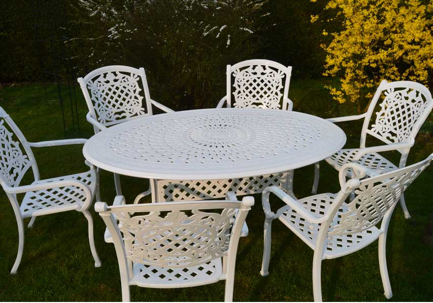 Weiße bequeme und wetterfeste Gartenstühle mit einem weißen Gartentisch für 4-6 Gartensessel