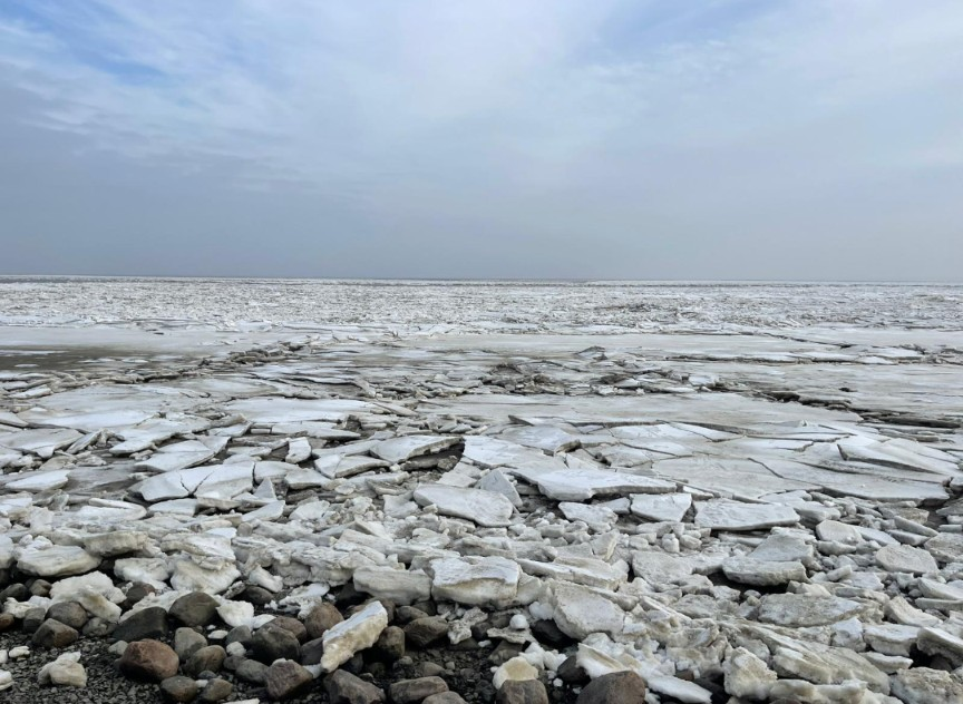 Gefrorenes Wattenmeer mit Eisschollen unter weitem Himmel an der Nordsee