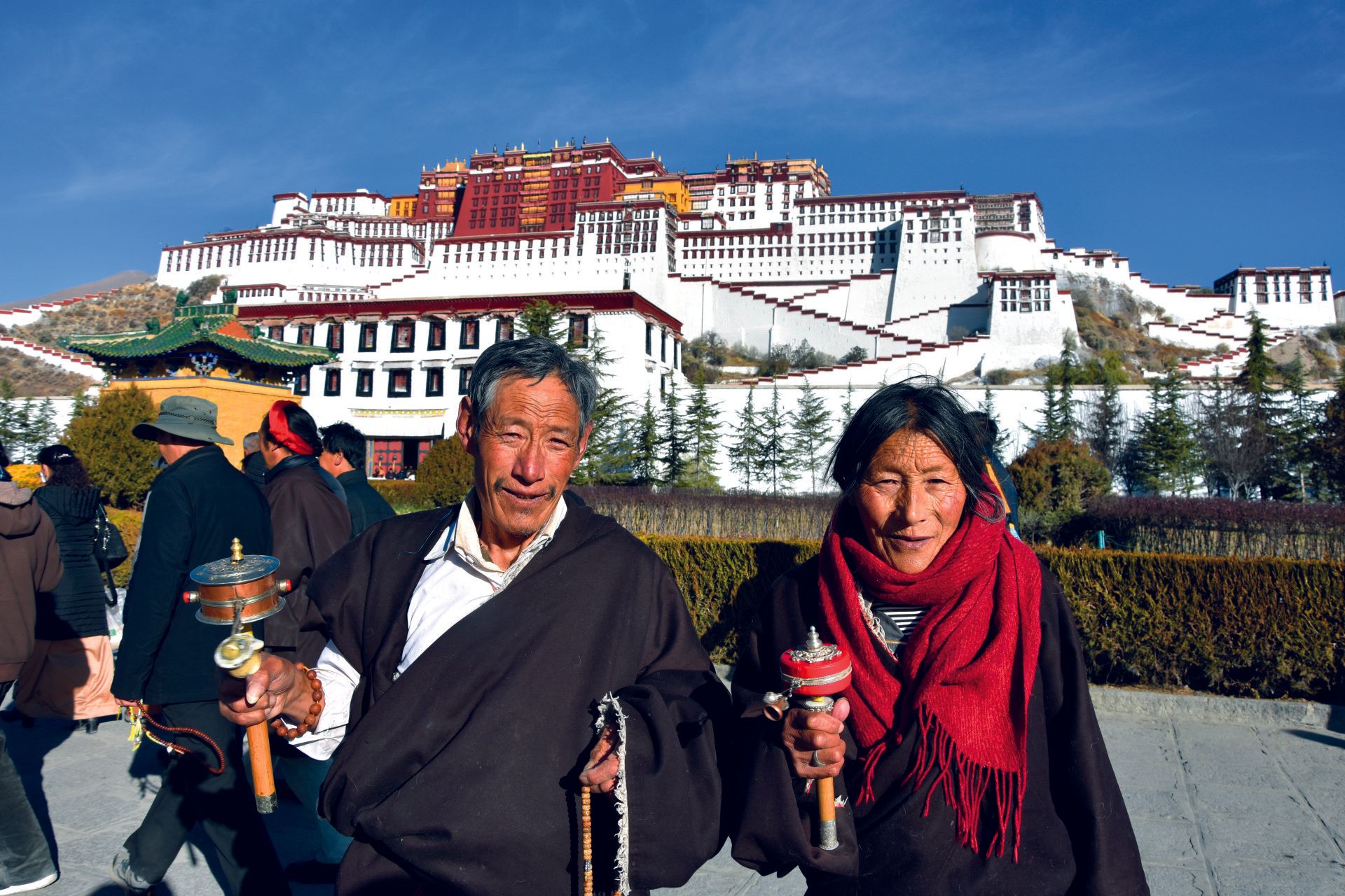 Pilger vor dem Potala-Palast, Lhasa, Tibet, China