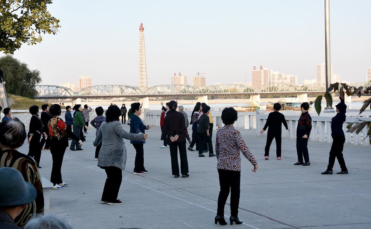 Spaziergang entlang Taedong Fluss von Yanggak-Brücke bis Kim-Il-Sung-Platz