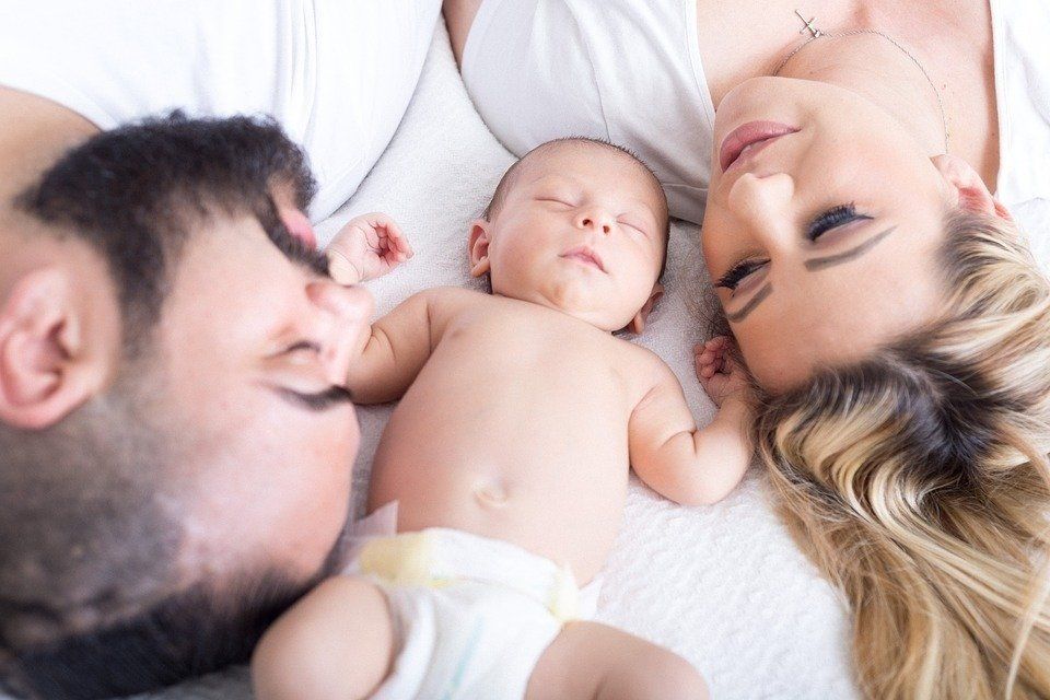 Wohlbefinden und Entwicklung fördern. Baby-Massage