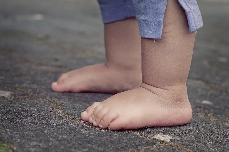 Dreidimensionale manuelle Fußtherapie für Kinder