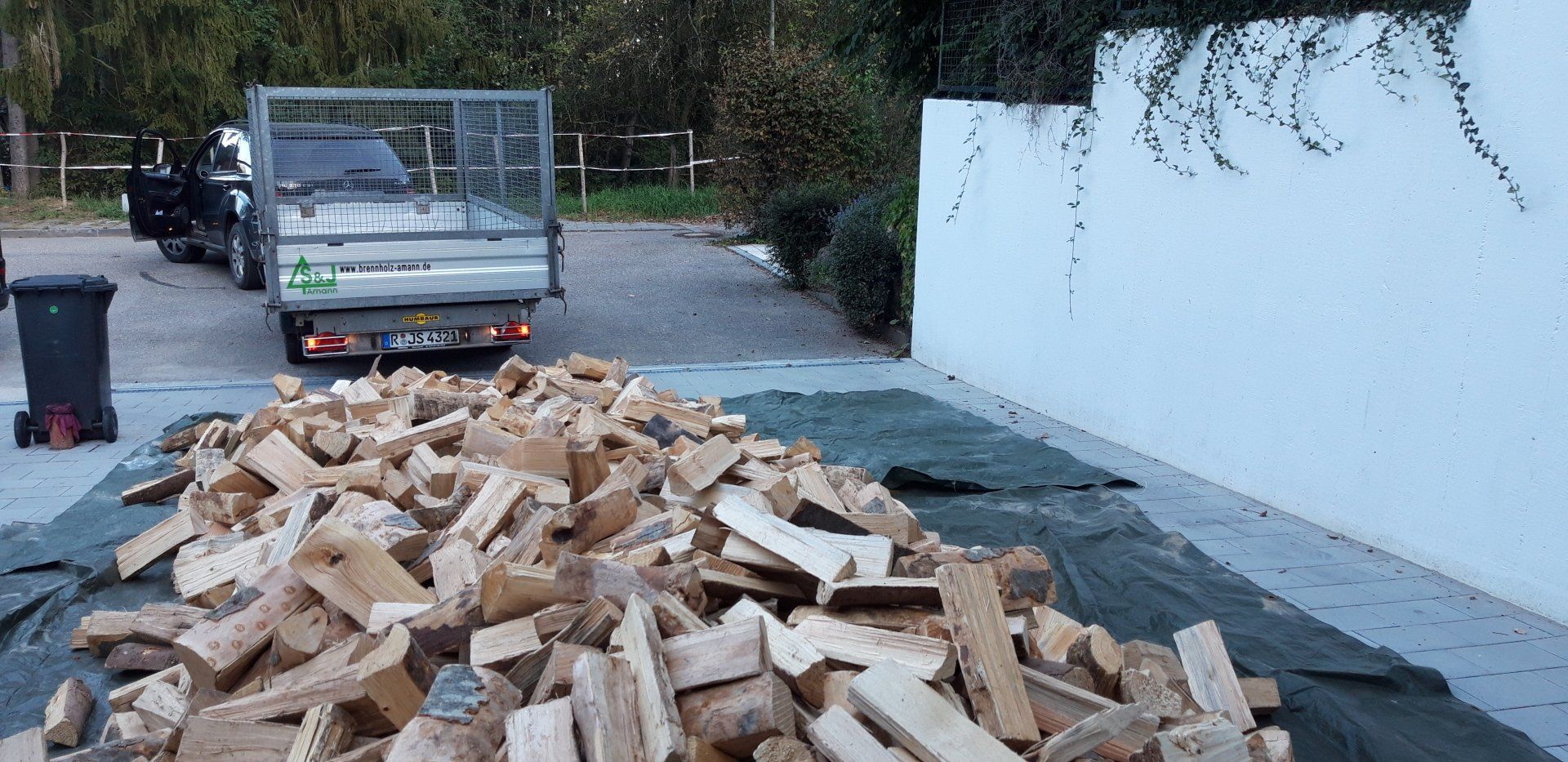 Auslieferung von Brennholz mit der S & J Amann GbR.