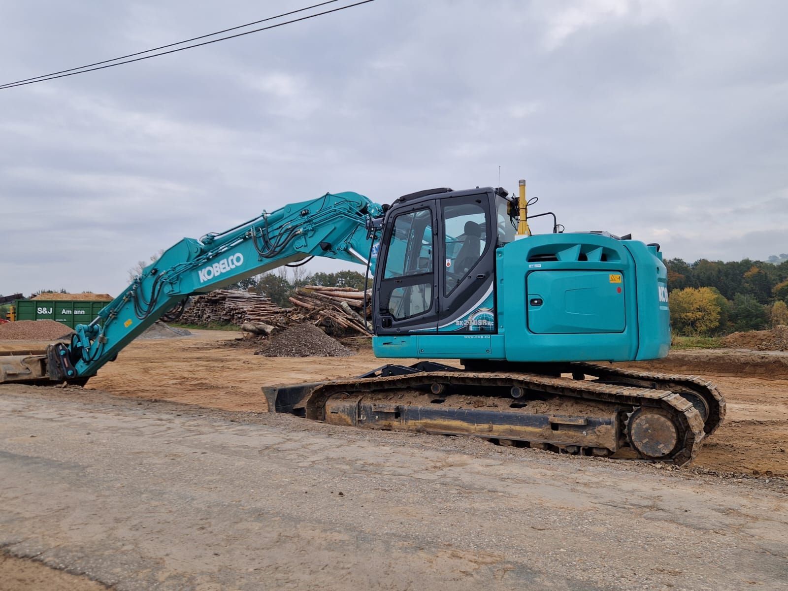 Der Hydraulikbagger- 30-Tonner Kobelco errichtet einen Parkplatz