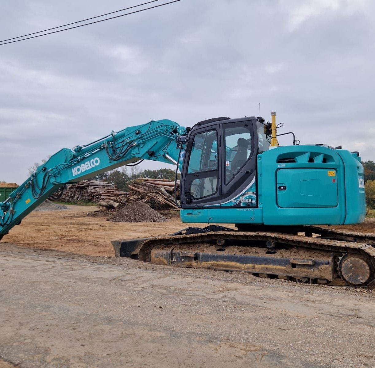 Der Kobelco-Kettenbagger im Einsatz - hier wird ein Parkplatz gebaut.