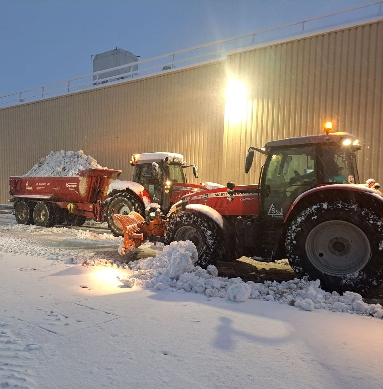 Im Winter sind wir auch mit Winterdienstgeräten im Einsatz. Auf dem Bild sieht man einen Schlepper, der Schnee abtransportiert.