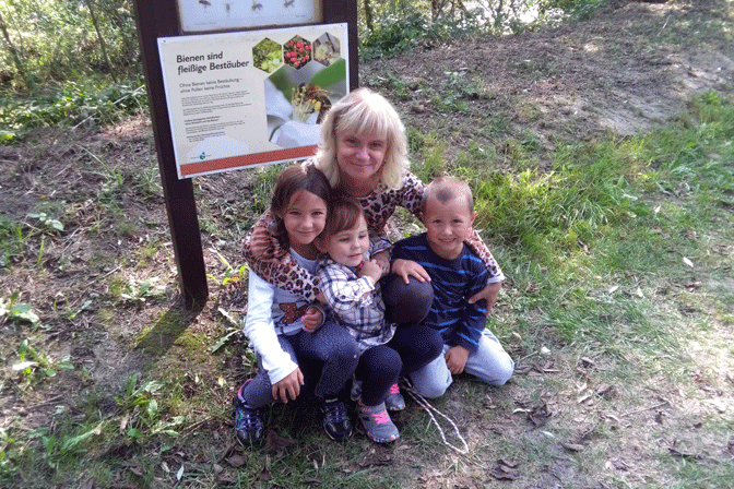 Andrea Engelmaier betreut Kinder in der Natur
