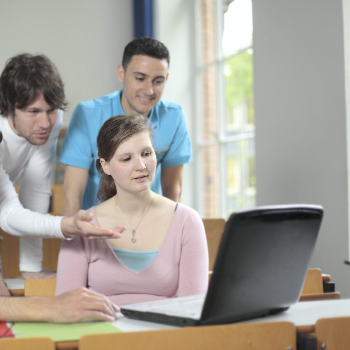 Kinder und Jugendliche am Laptop