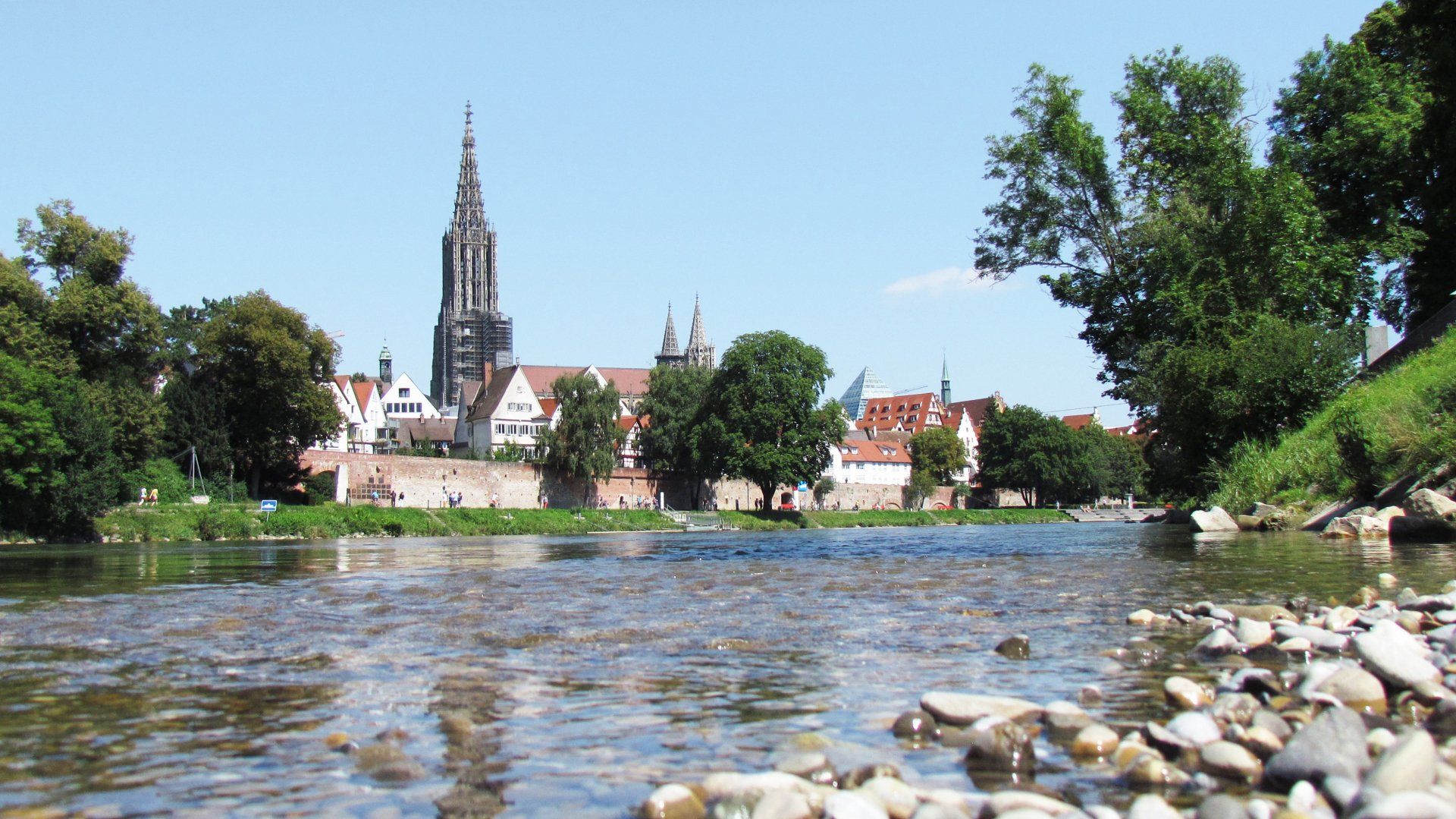 Oberflächengewässer, wie hier die Donau bei Ulm, sind eine  bedeutende Trinkwasserressource. Bild: Landeswasserversorgung