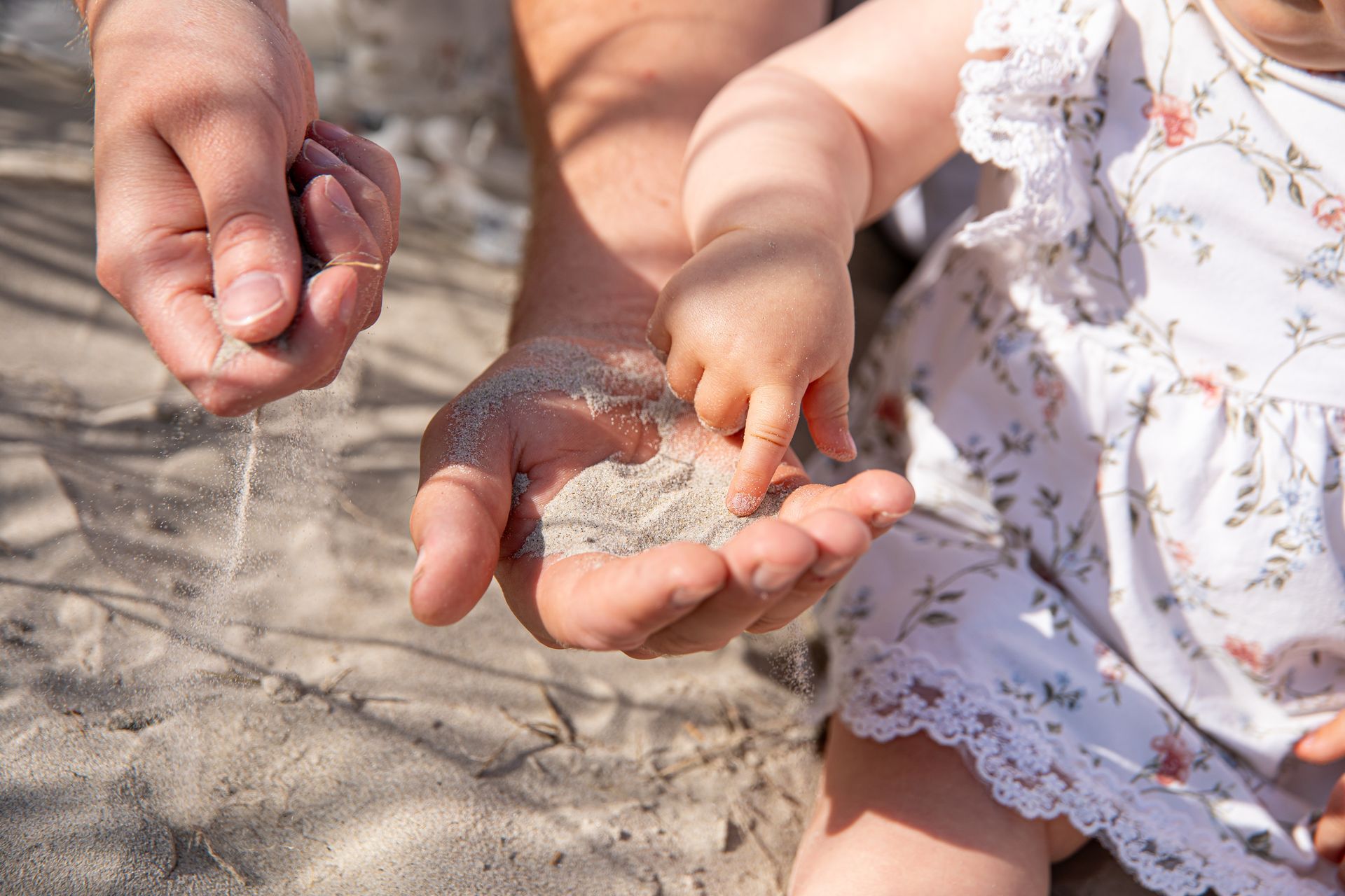 Familienfotos auf Juist während des Urlaubs. Ungestellte Erinnerungen mit Kindern, Eltern und Großel