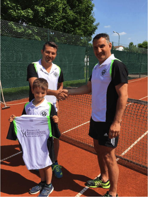 Ralf Holzmannstetter bei der Trikotübergabe an Mannschaftsführer Felix Grünbauer und Abteilungsleiter Otmar Grünbauer