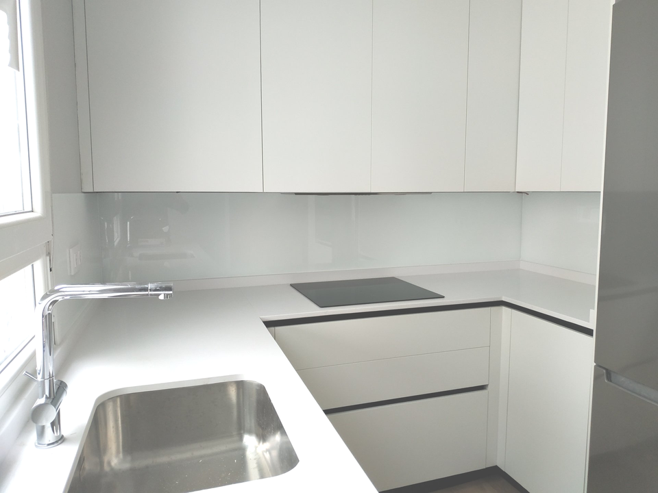 Frente de cocina en Cristal extraclaro - Color blanco