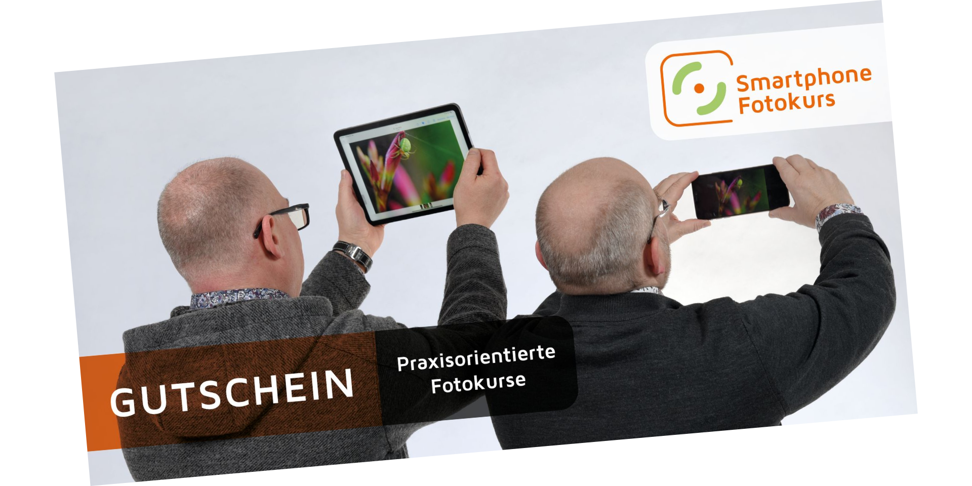 Smartphone Fotokurs Gutschein bestellen für Fotokurse und Fotoworkshops rund um die Smartphone Fotografie. Die beiden Smartphone Fotokurs Trainer Alexander Mrosek, links und Herbert Mrosek, rechts sind auf dem Smartphone Fotokurs Gutschein.