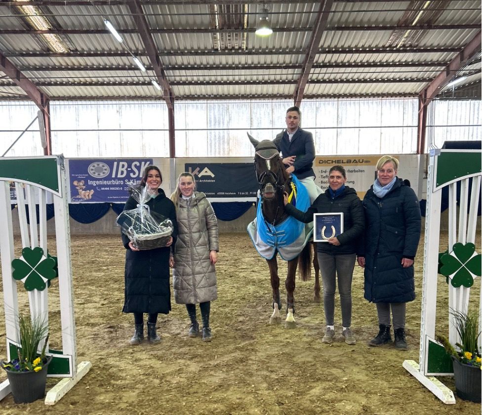 Von links nach rechts: Alicia Schneider (1. Vorsitzende), Jamila Malin Jung (Pächterin), Robin Nels (Sieger der Prüfung), Christiane Simonis (Sponsoring Ehrenpreis der Capitell Vermögens-Management AG), Tanja Becker (Richterin)