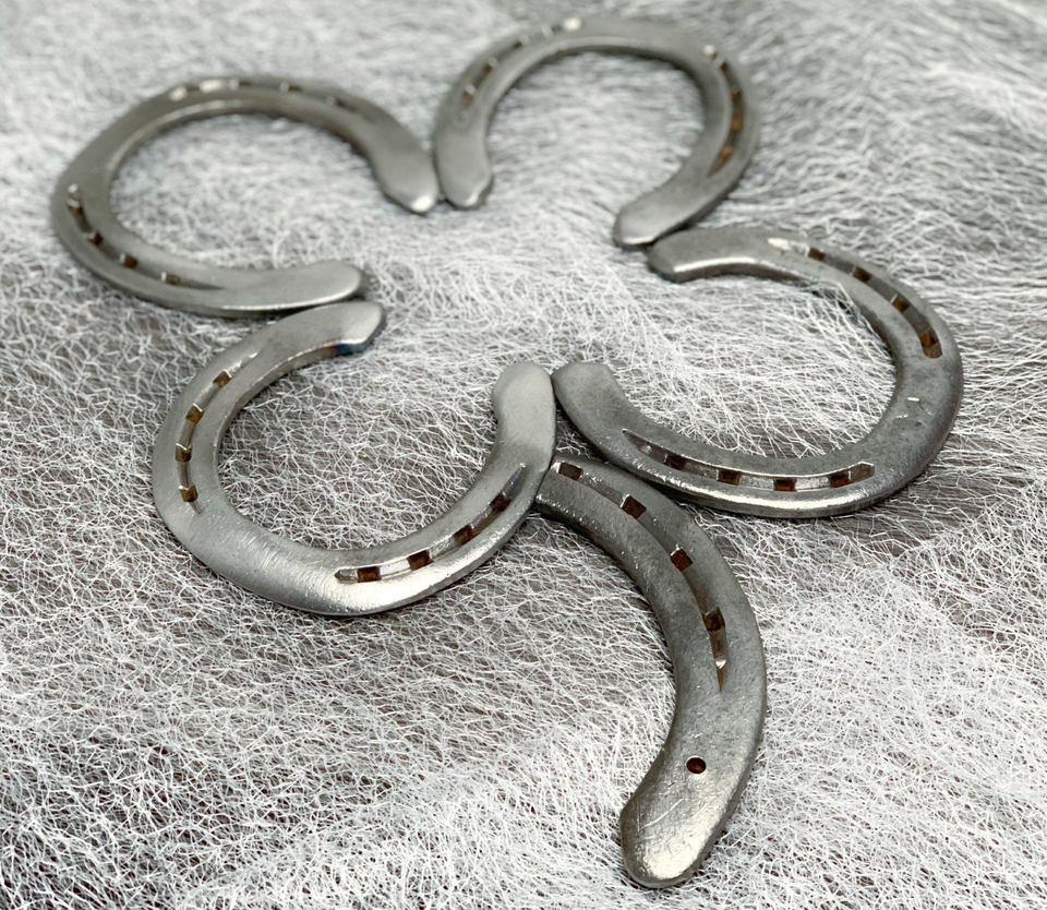 Vierblättriges Kleeblatt aus Hufeisen vierblaettriges-kleeblatt-aus-hufeisen