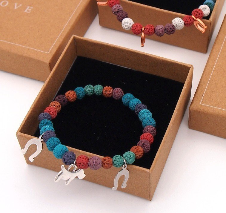 armband-aus-lava-perlen-gluecksbringer-fantasy-horse-geschenk-zur-pruefung