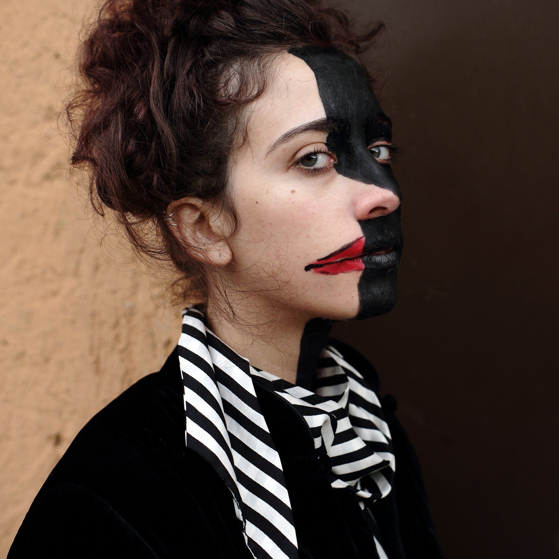 „Metaface No. 2“ by Sebastian Bieniek (B1EN1EK), 2018, Rome (Italy). Model: Chiara di Carmine. Oeuvre of Bieniek-Face. Edition of 9 original photographs. 67 cm. x 67 cm. From the „Metaface“ series. Oeuvre of Bieniek-Face. „Metaface No. 2“ by Sebastian Bieniek (B1EN1EK), 2018, Rome (Italy). Model: Chiara di Carmine. Oeuvre of Bieniek-Face. Edition of 9 original photographs. 67 cm. x 67 cm. From the „Metaface“ series. Oeuvre of Bieniek-Face.