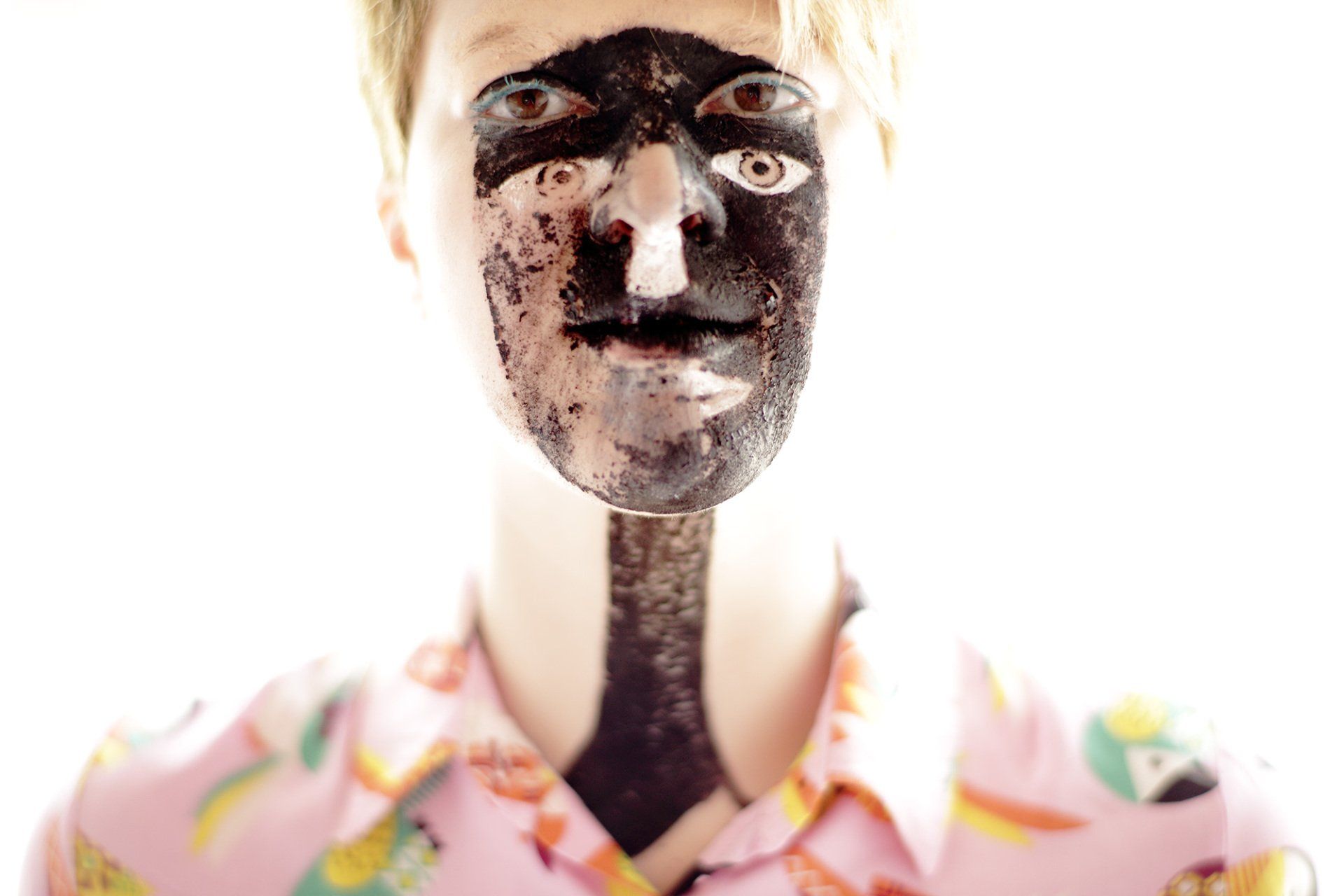 „Miniface No. 2“ by Sebastian Bieniek (B1EN1EK), 2018, Tehran (Iran). Edition of 9 original photographs. 67 cm. x 100 cm. From the „Miniface“ series. Oeuvre of Bieniek-Face (BieniekFace). „Miniface No. 2“ by Sebastian Bieniek (B1EN1EK), 2018, Tehran (Iran). Edition of 9 original photographs. 67 cm. x 100 cm. From the „Miniface“ series. Oeuvre of Bieniek-Face (BieniekFace).