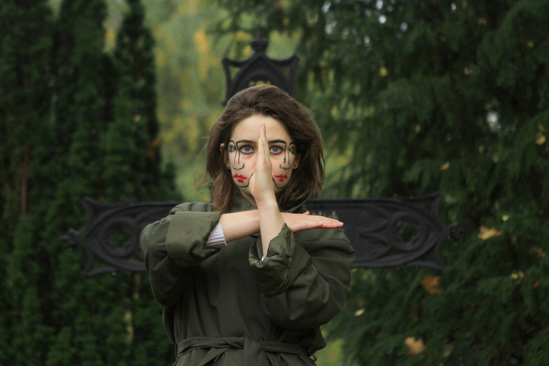 „Doublefaced No. 29“ by Sebastian Bieniek (B1EN1EK), 2013. Edition of 9 original photographs. 58 cm. x 83 cm. From the „Doublefaced“ series. Oeuvre of BieniekFace (Bieniek-Face). „Doublefaced No. 29“ by Sebastian Bieniek (B1EN1EK), 2013. Edition of 9 original photographs. 58 cm. x 83 cm. From the „Doublefaced“ series. Oeuvre of BieniekFace (Bieniek-Face).