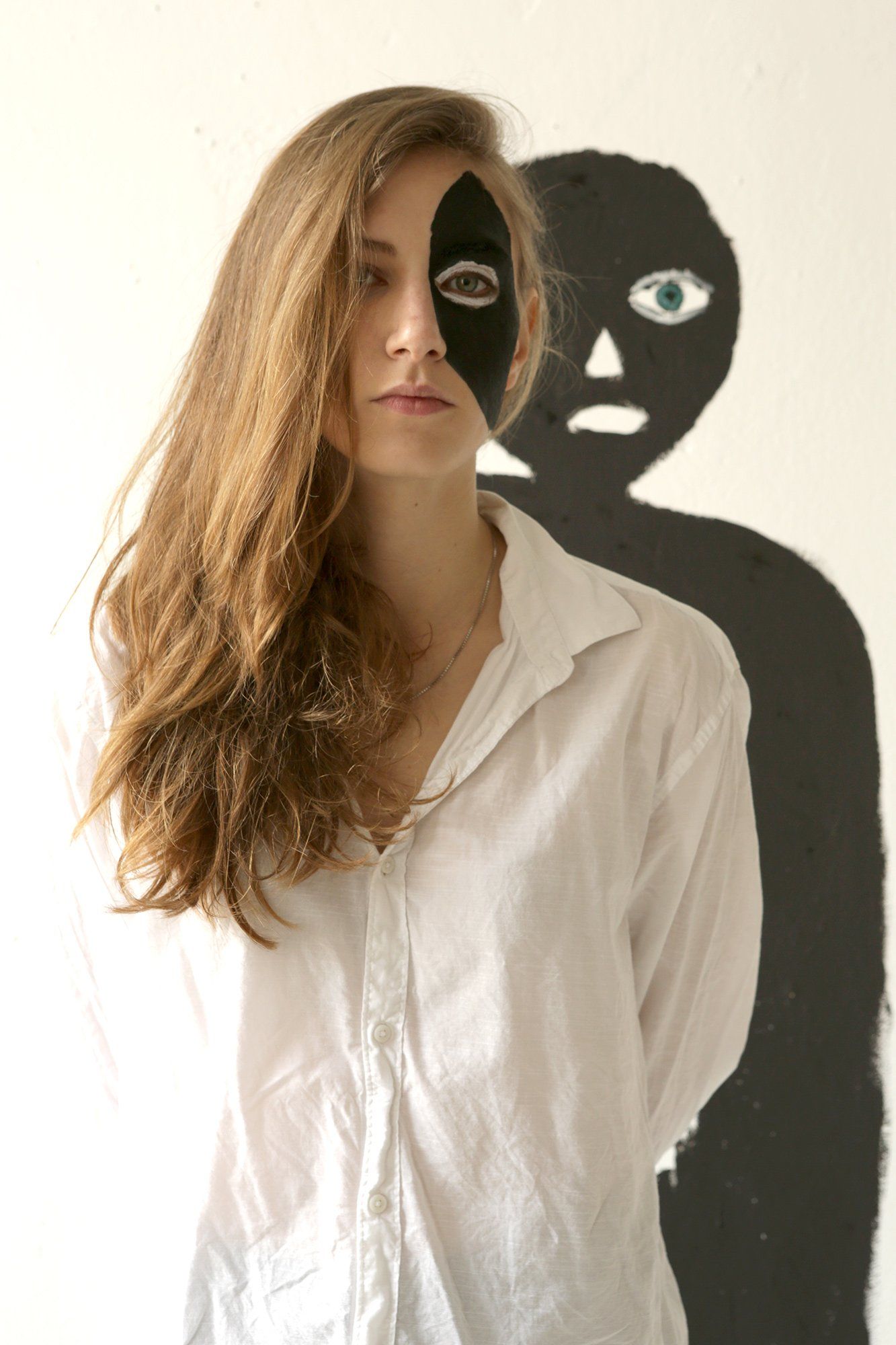 „Secondfaced No. 5“ by Sebastian Bieniek (B1EN1EK), 2014. Edition of 9 original photographs. 100 cm. x 67 cm. From the „Secondfaced“ series. Oeuvre of BieniekFace (Bieniek-Face). „Secondfaced No. 5“ by Sebastian Bieniek (B1EN1EK), 2014. Edition of 9 original photographs. 100 cm. x 67 cm. From the „Secondfaced“ series. Oeuvre of BieniekFace (Bieniek-Face).