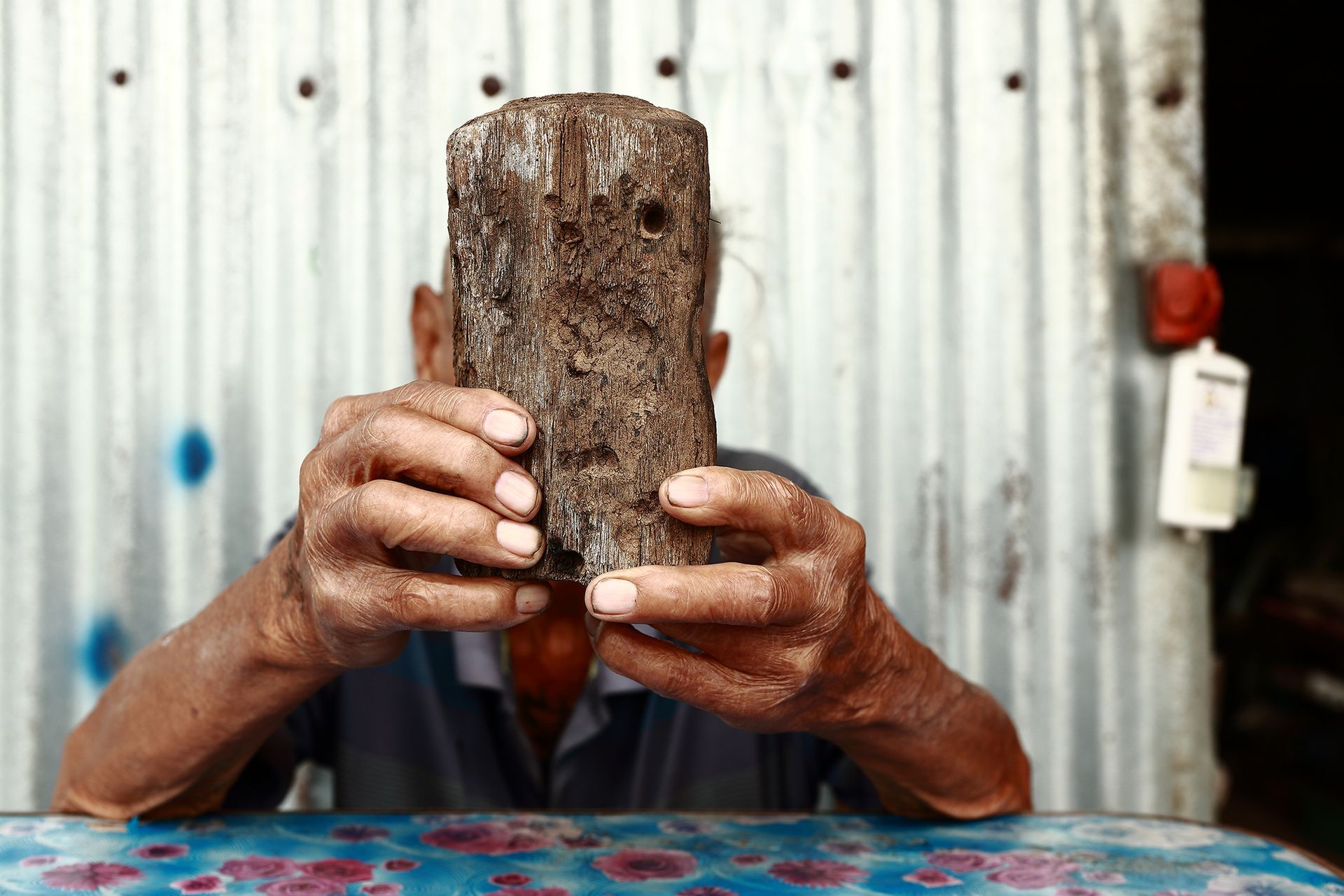 „Hidden Face No. 7“ by Sebastian Bieniek, 2015. Edition of 9 original photographs. 67 cm. x 100 cm. „Hidden Face No. 7“ by Sebastian Bieniek, 2015. Edition of 9 original photographs. 67 cm. x 100 cm.
