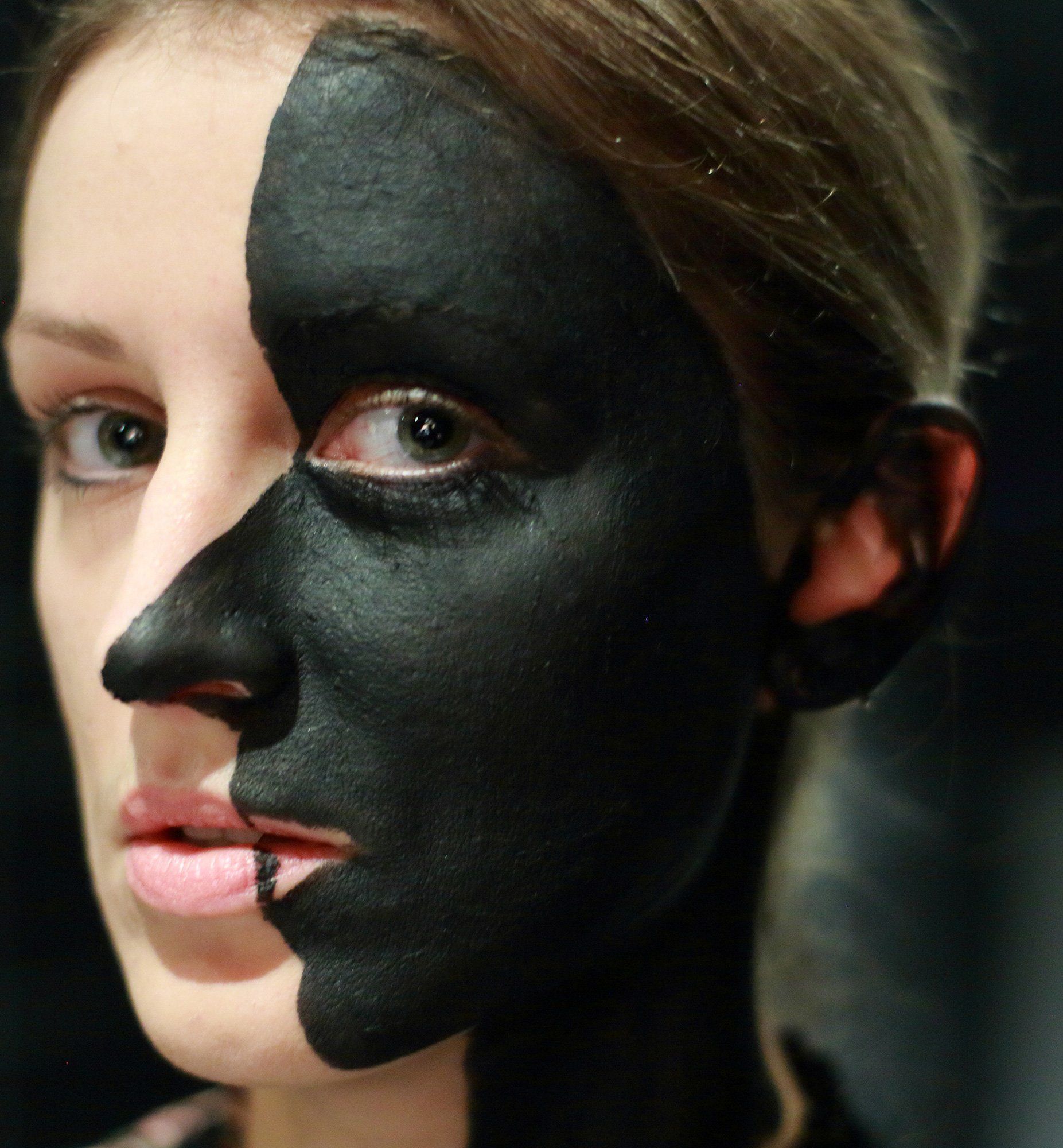 „Metaface No. 8“ by Sebastian Bieniek (B1EN1EK), 2018, Berlin. Model: Joanna Hoppe. Oeuvre of Bieniek-Face. Edition of 9 original photographs. 67 cm. x 72 cm. From the „Metaface“ series. Oeuvre of Bieniek-Face. „Metaface No. 8“ by Sebastian Bieniek (B1EN1EK), 2018, Berlin. Model: Joanna Hoppe. Oeuvre of Bieniek-Face. Edition of 9 original photographs. 67 cm. x 72 cm. From the „Metaface“ series. Oeuvre of Bieniek-Face.