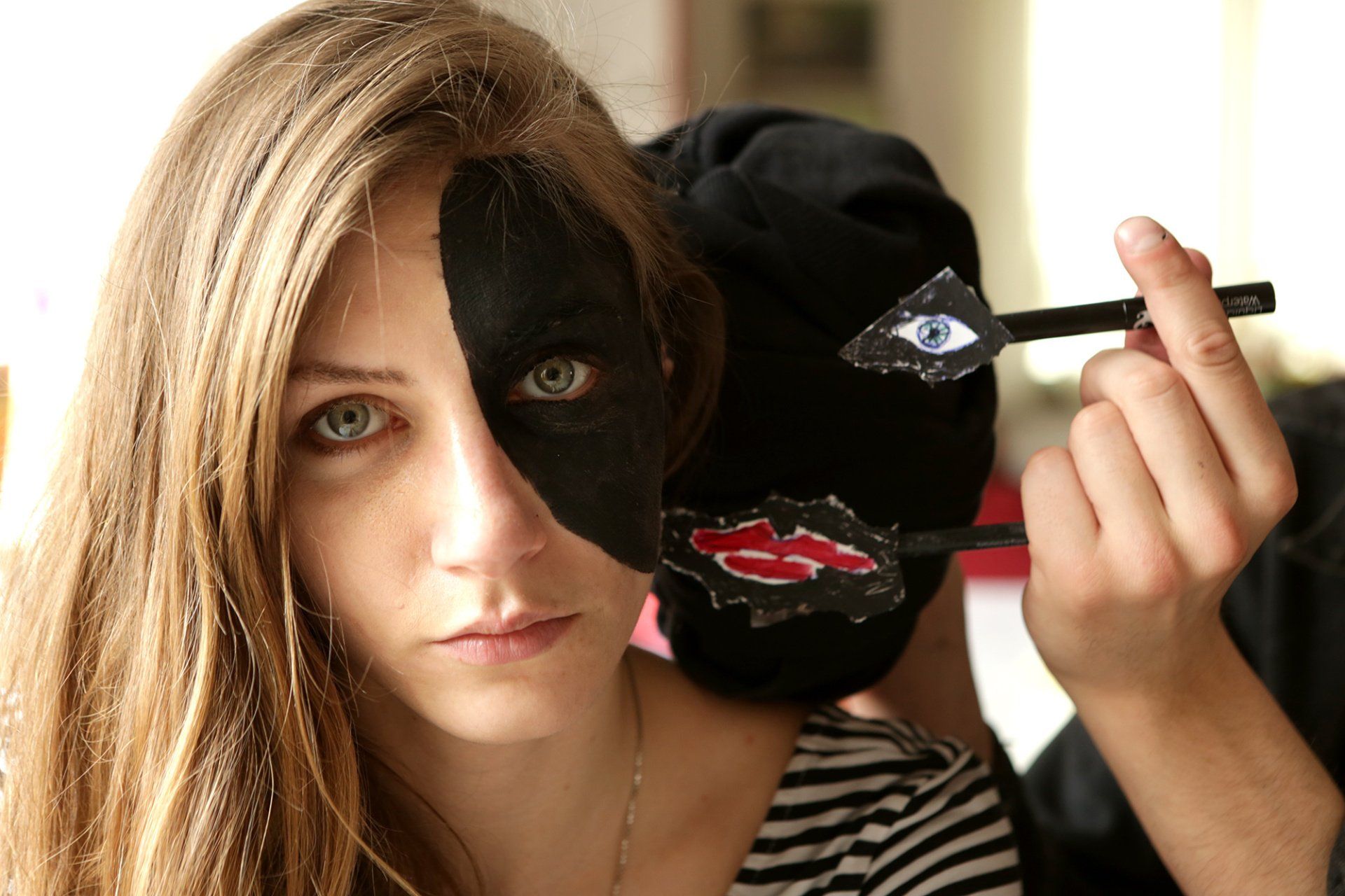 „Secondfaced No. 11“ by Sebastian Bieniek (B1EN1EK), 2014. Edition of 9 original photographs. 67 cm. x 100 cm. From the „Secondfaced“ series. Oeuvre of BieniekFace (Bieniek-Face). „Redface No. 11“ by Sebastian Bieniek (B1EN1EK), 2017, Rome (Italy). Model: Chiara di Carmine. Edition of 9 original photographs. 100 cm. x 97 cm. From the „Redface“ series. Oeuvre of Bieniek-Face (BieniekFace).