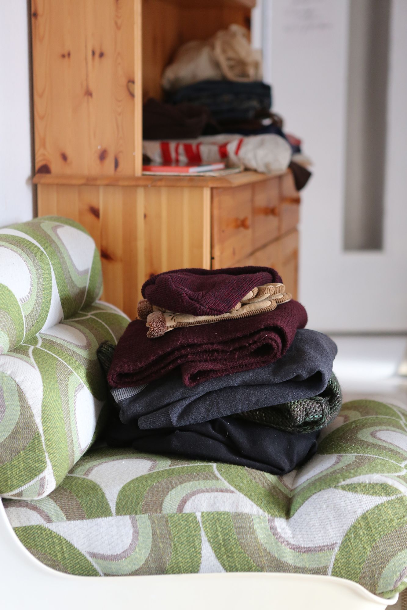 „Everyday Sculpture no. 12“ (Angry looking clothes) by Sebastian Bieniek (B1EN1EK), 2013, Berlin (Germany). Edition of 9 original photographs. „Everyday Sculpture no. 12“ (Angry looking clothes) by Sebastian Bieniek (B1EN1EK), 2013, Berlin (Germany). Edition of 9 original photographs.