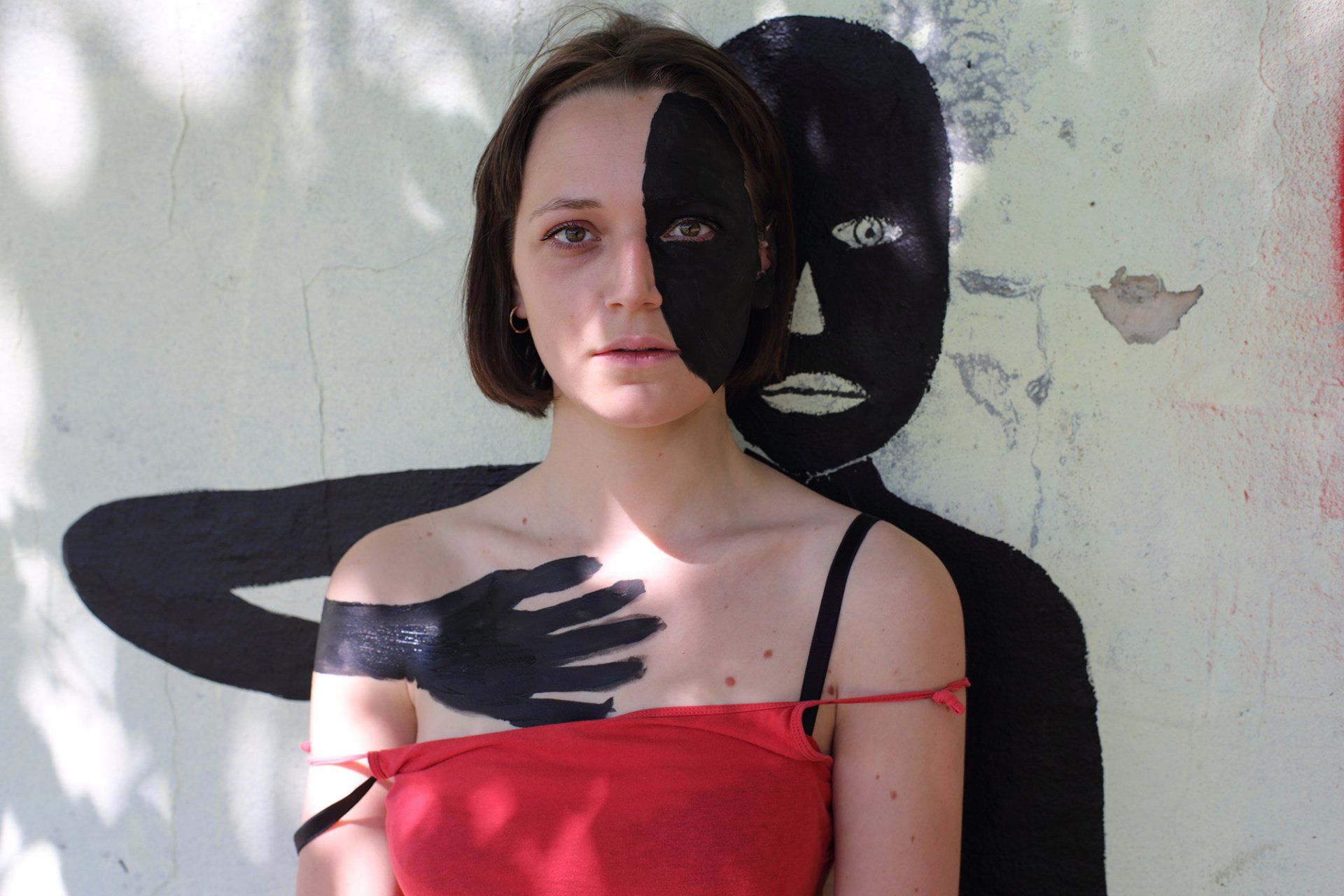 „Secondfaced No. 19“ by Sebastian Bieniek (B1EN1EK), 2019. Edition of 9 original photographs. 67 cm. x 100 cm. From the „Secondfaced“ series. Oeuvre of BieniekFace (Bieniek-Face). „Secondfaced No. 19“ by Sebastian Bieniek (B1EN1EK), 2019. Edition of 9 original photographs. 67 cm. x 100 cm. From the „Secondfaced“ series. Oeuvre of BieniekFace (Bieniek-Face).