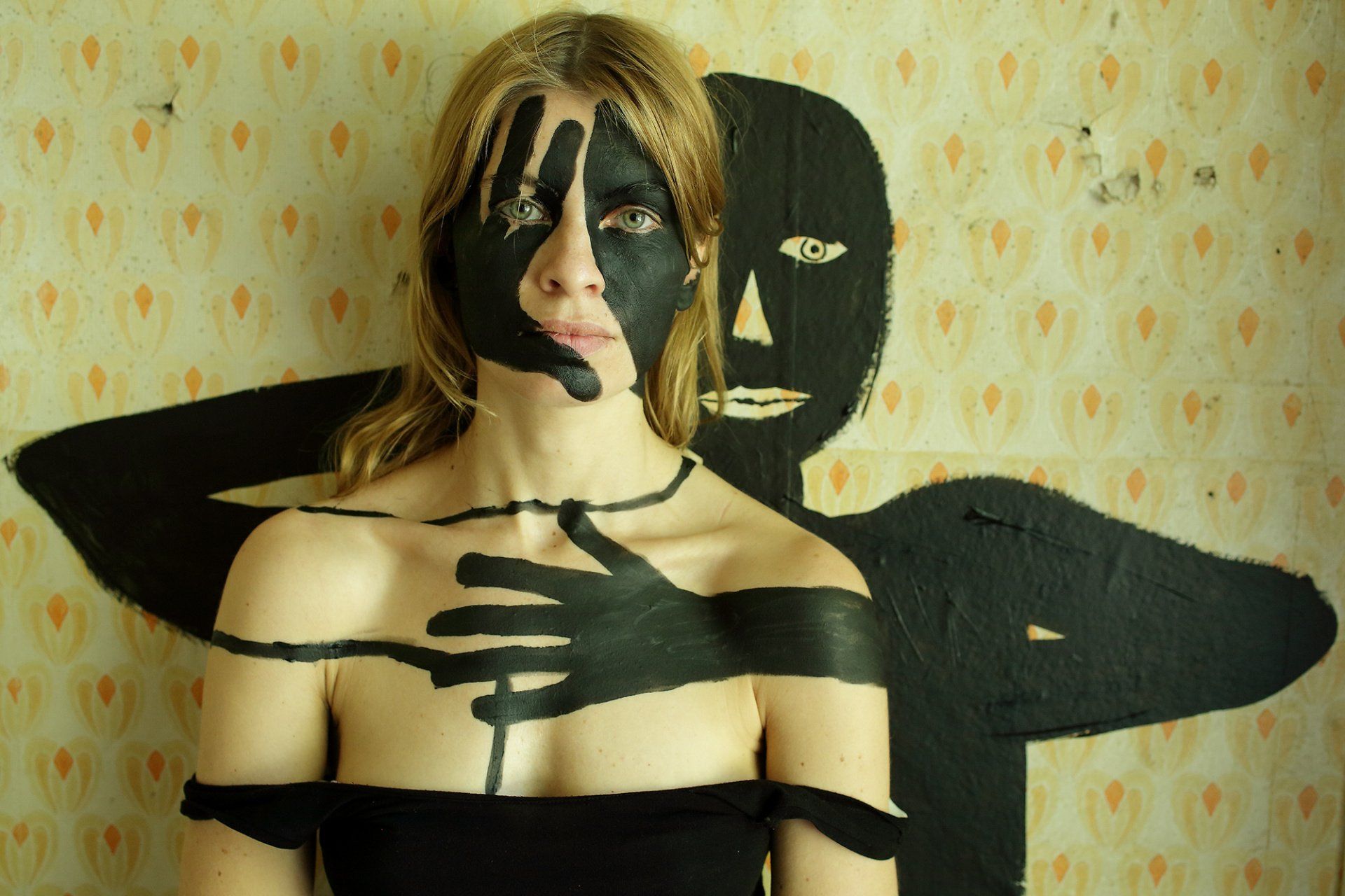 „Secondfaced No. 20“ by Sebastian Bieniek (B1EN1EK), 2019. Edition of 9 original photographs. 67 cm. x 100 cm. From the „Secondfaced“ series. Oeuvre of BieniekFace (Bieniek-Face). „Secondfaced No. 20“ by Sebastian Bieniek (B1EN1EK), 2019. Edition of 9 original photographs. 67 cm. x 100 cm. From the „Secondfaced“ series. Oeuvre of BieniekFace (Bieniek-Face).