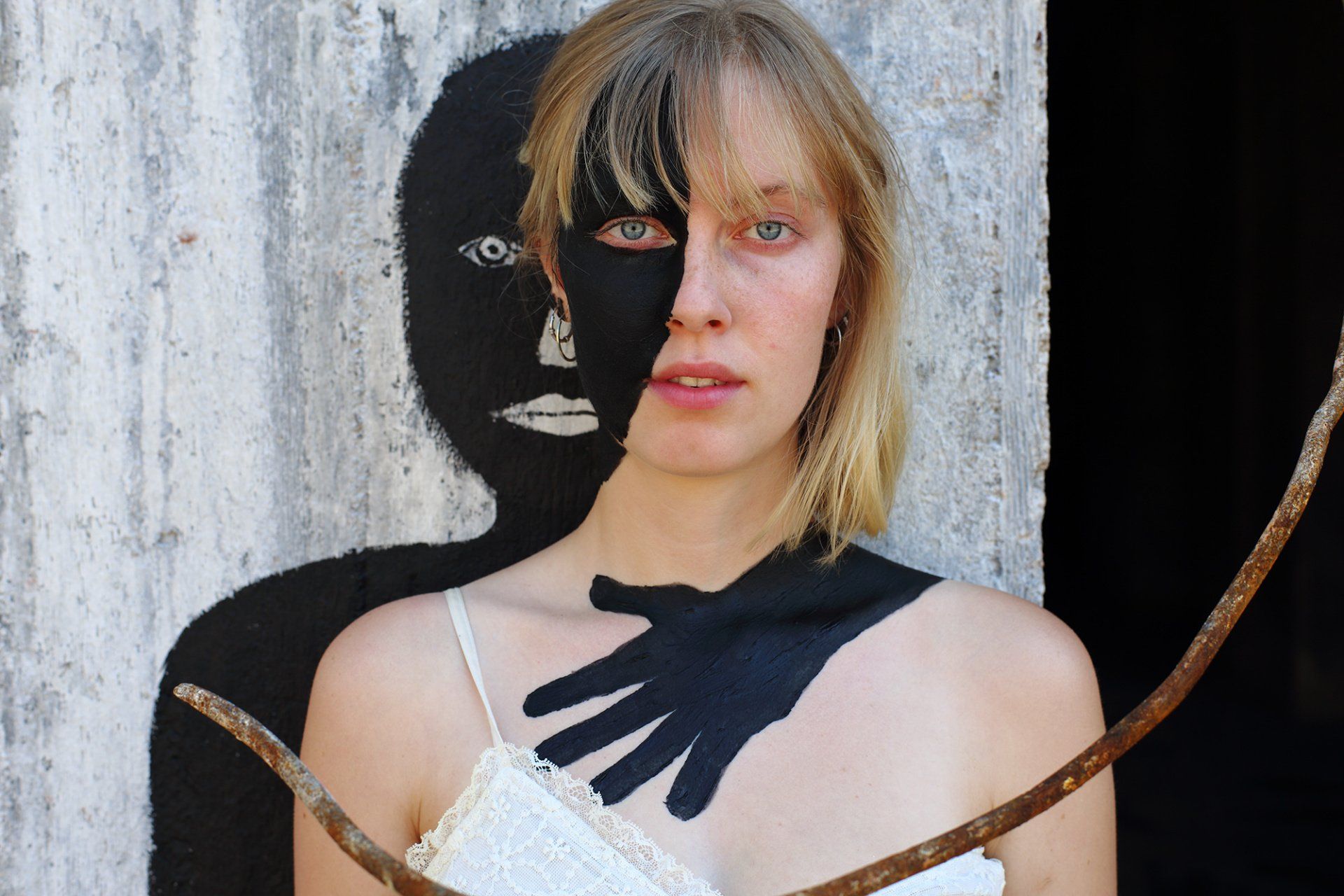 „Secondfaced No. 22“ by Sebastian Bieniek (B1EN1EK), 2019. Edition of 9 original photographs. 67 cm. x 100 cm. From the „Secondfaced“ series. Oeuvre of BieniekFace (Bieniek-Face). „Secondfaced No. 22“ by Sebastian Bieniek (B1EN1EK), 2019. Edition of 9 original photographs. 67 cm. x 100 cm. From the „Secondfaced“ series. Oeuvre of BieniekFace (Bieniek-Face).