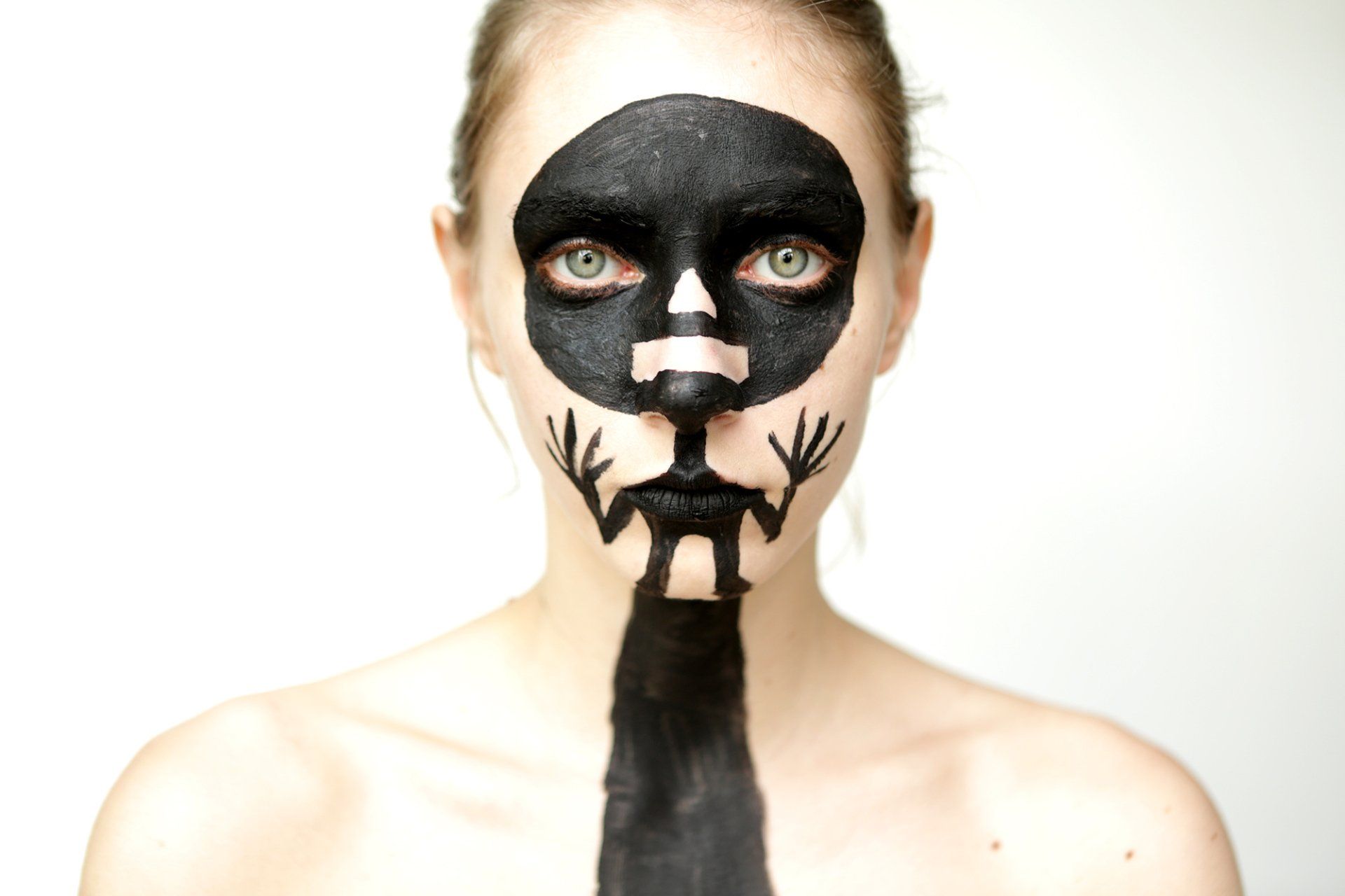 „Bifaced No. 29“ by Sebastian Bieniek (B1EN1EK), 2014. Edition of 9 original photographs. 67 cm. x 100 cm. From the „Bifaced“ series. Oeuvre of BieniekFace (Bieniek-Face). „Bifaced No. 29“ by Sebastian Bieniek (B1EN1EK), 2014. Edition of 9 original photographs. 67 cm. x 100 cm. From the „Bifaced“ series. Oeuvre of BieniekFace (Bieniek-Face).