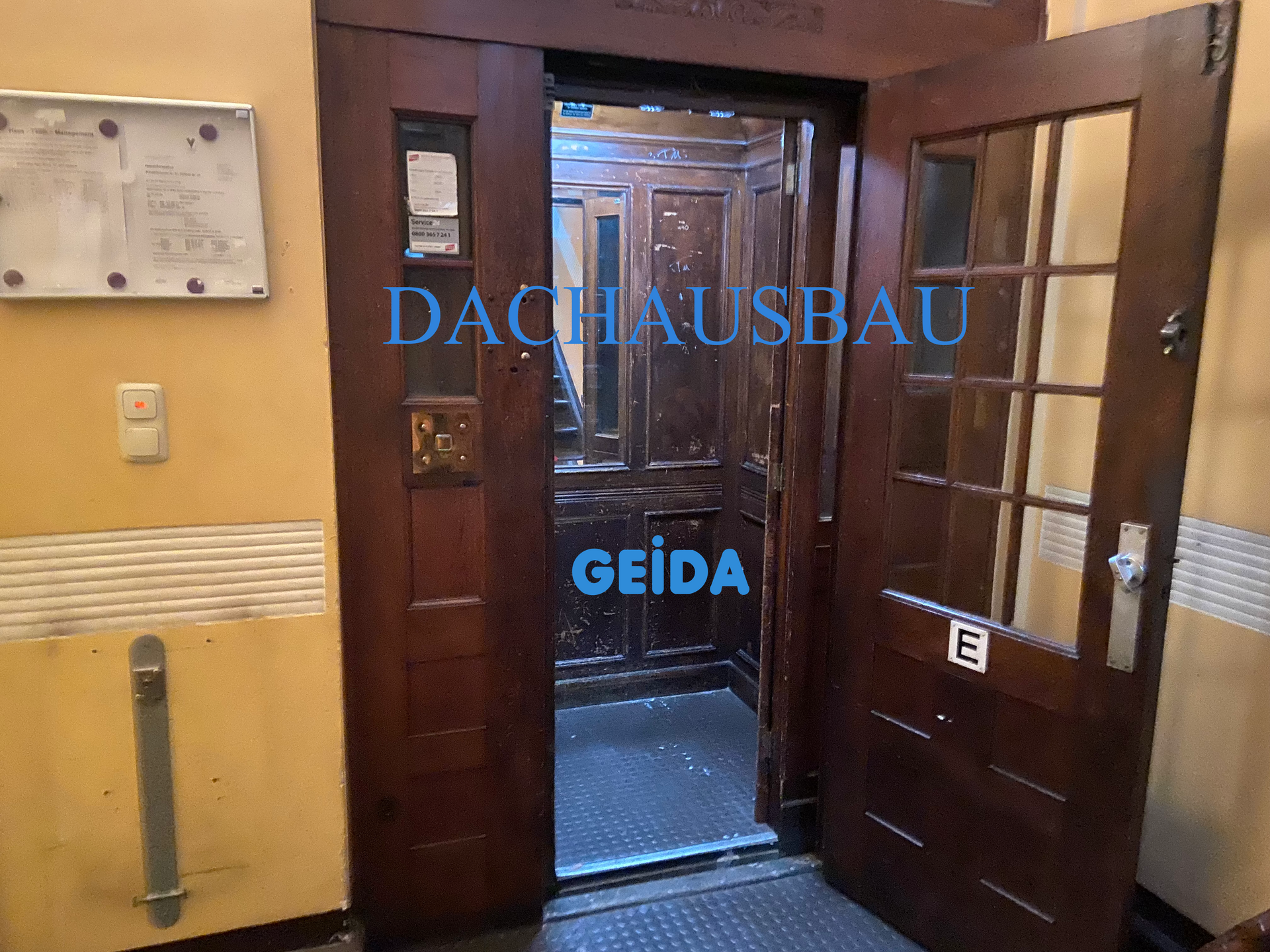 Dachausbau in Berlin Wilmersdorf mit 2 Wohnungen, wo der historische Aufzug, der Bestandsschutz hat, bis zum 4.OG fährt. GEIDA Projektentwicklung