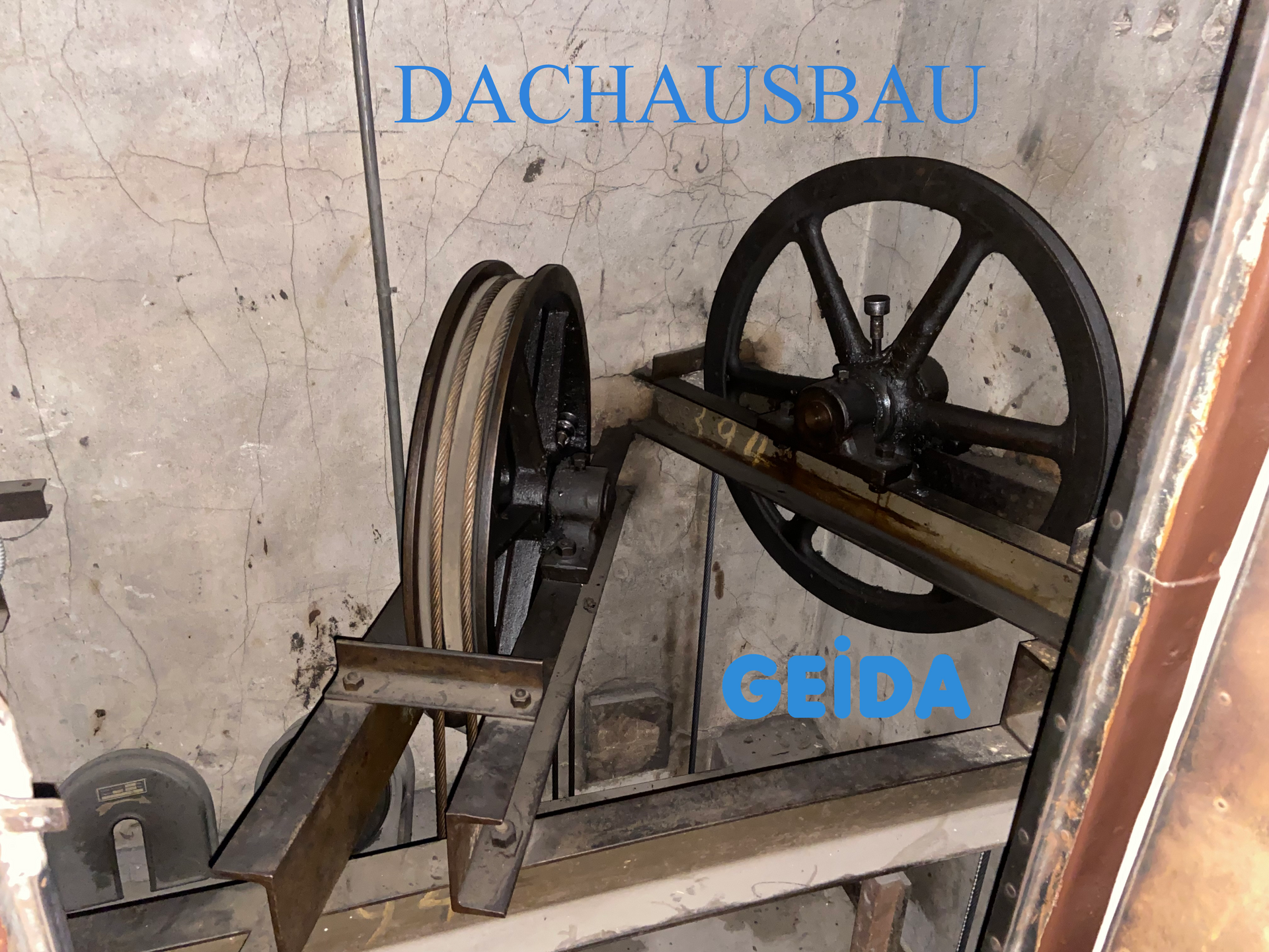 Dachausbau in Berlin Wilmersdorf mit 2 Wohnungen mit historischem Aufzug, der bis zum 4.OG fährt. GEIDA Projektentwicklung