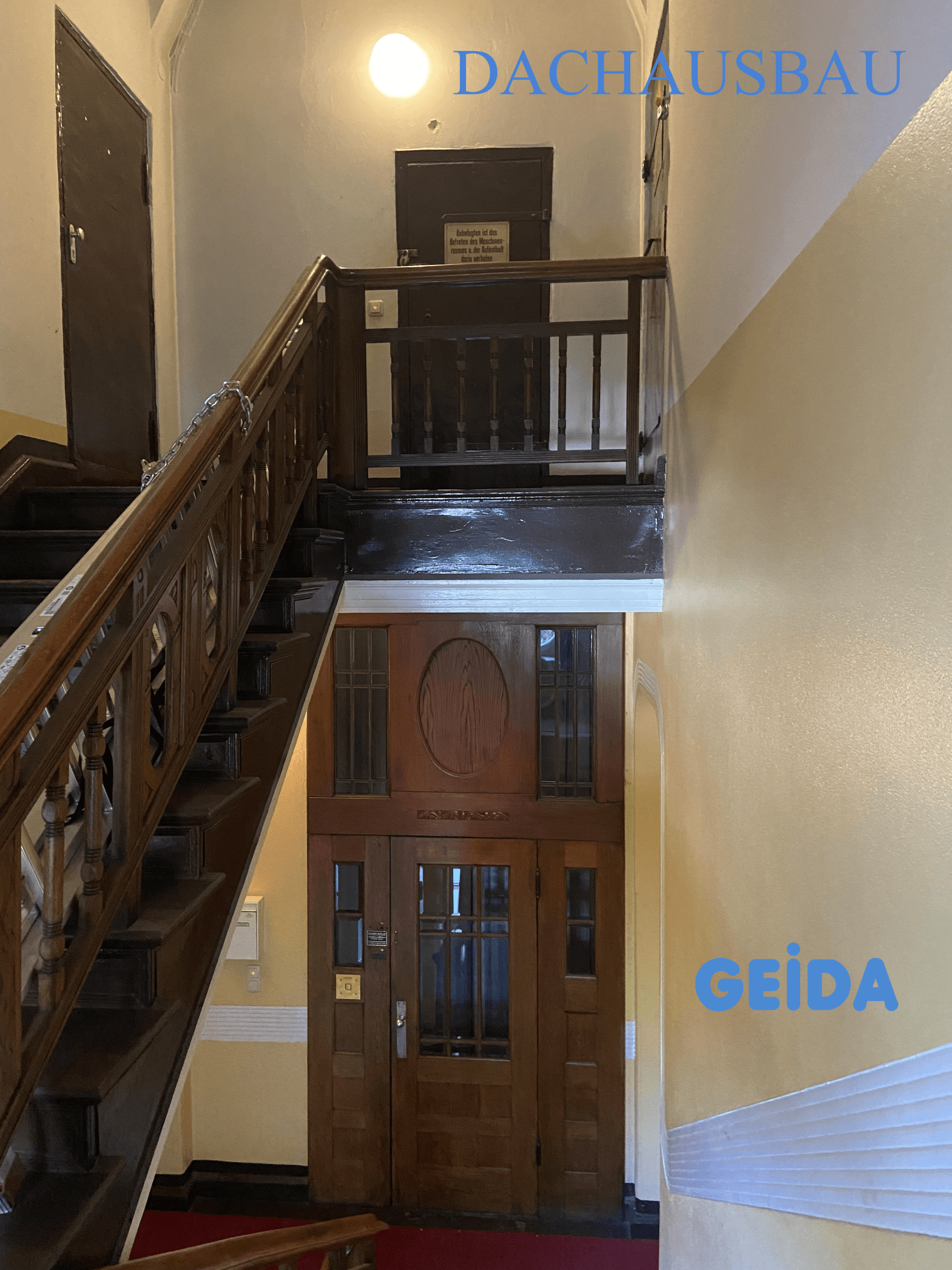 Beim Dachausbau in Berlin Wilmersdorf hat der innenliegende Aufzug bis zum 4.OG Bestandsschutz. GEIDA Projektentwicklung