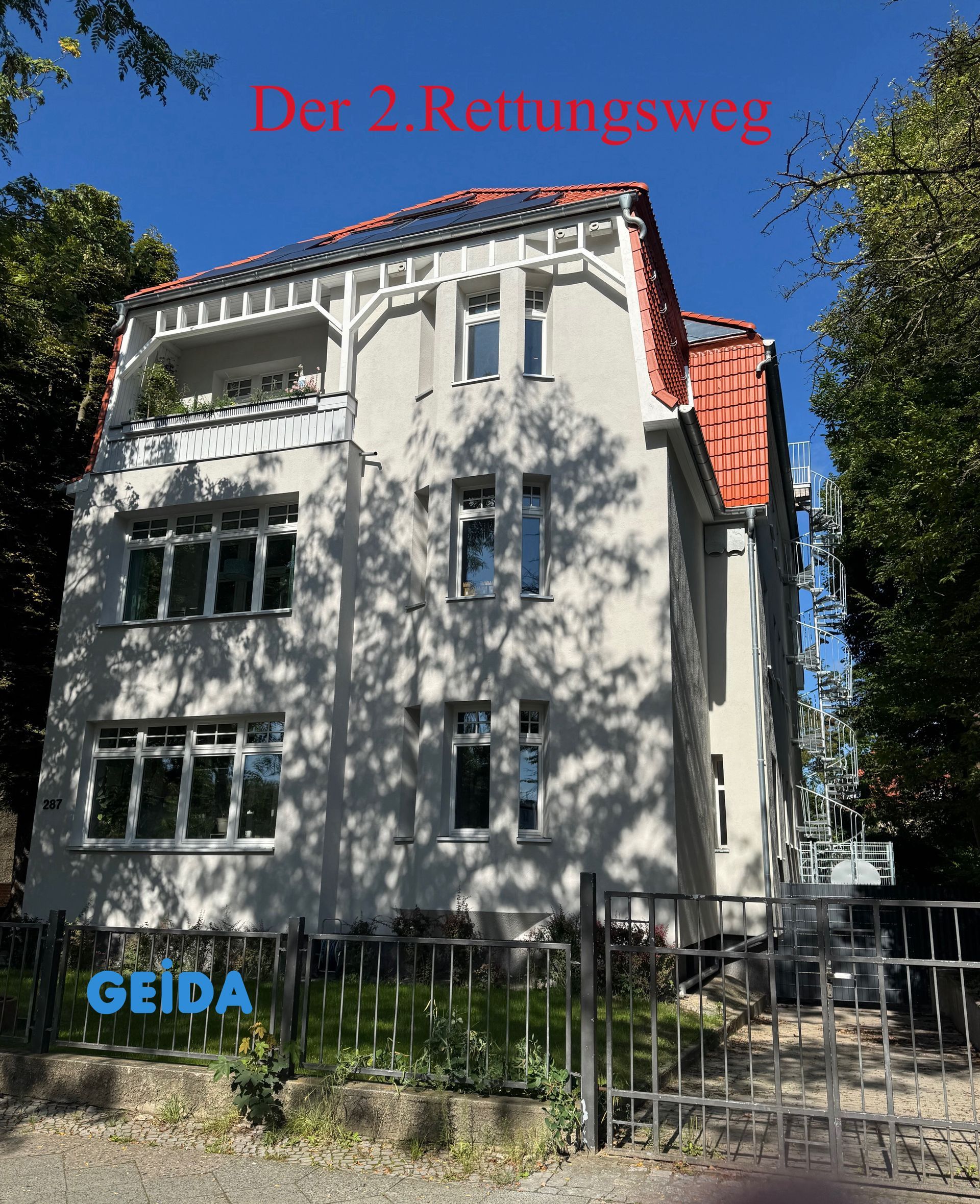 Dachausbau in Berlin Zehlendorf mit 2 Wohnungen, wo der 2.Rettungsweg die Spindeltreppe ist. GEIDA Projektentwicklung