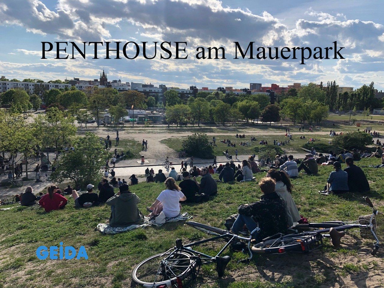 Die Baugenehmigung für die Aufstockung um ein Vollgeschoss und ein Staffelgeschoss als Penthouse auf einem Sozialbau mit Flachdach in Berlin Wedding ist erteilt. GEIDA Projektentwicklung, Architekt, Architektur, Gebäudesanierung.