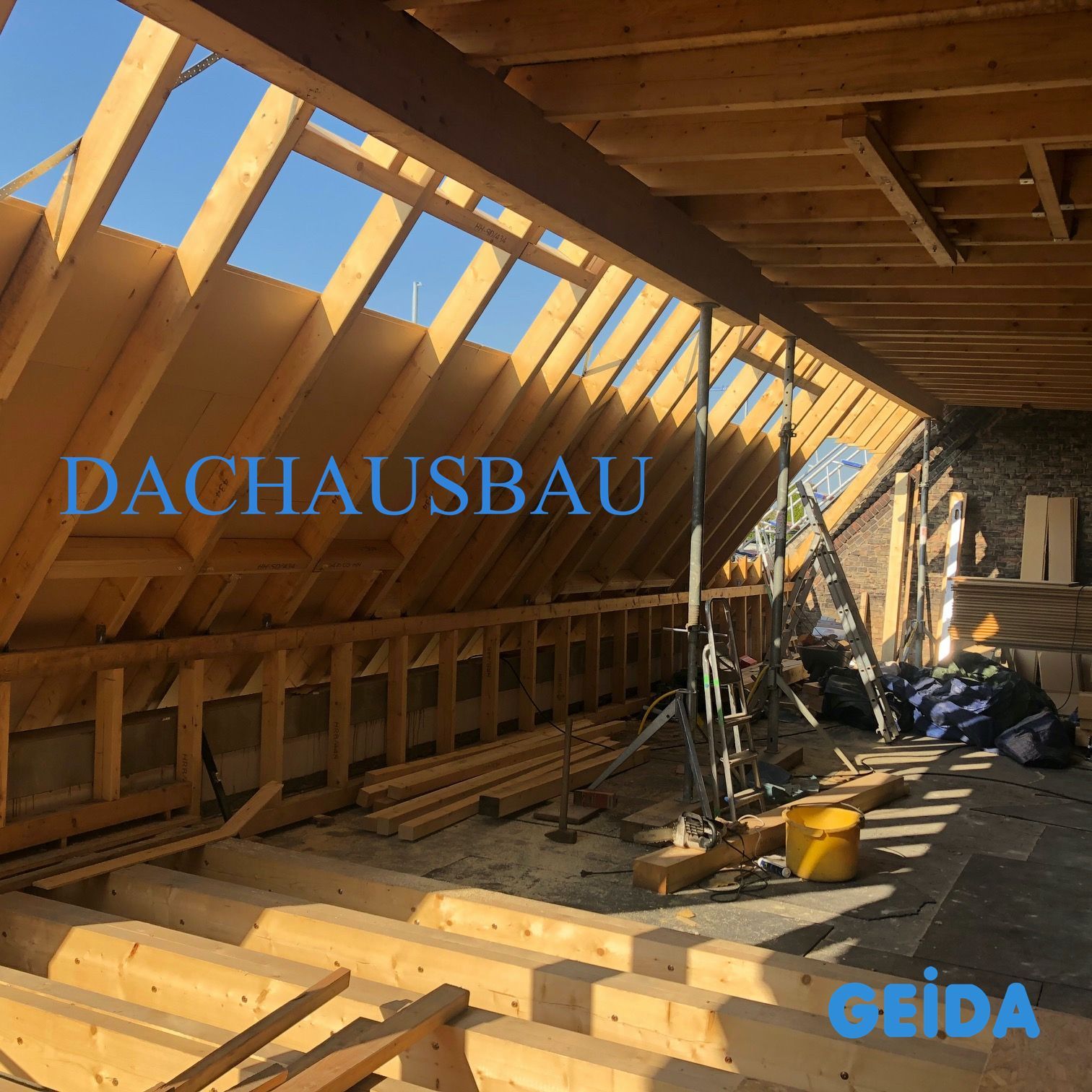 Dachausbau in Berlin Charlottenburg mit 4 Wohnungen im Rohbau mit neuem Dachstuhl und Deckenbalkenverstärkung. GEIDA Projektentwicklung