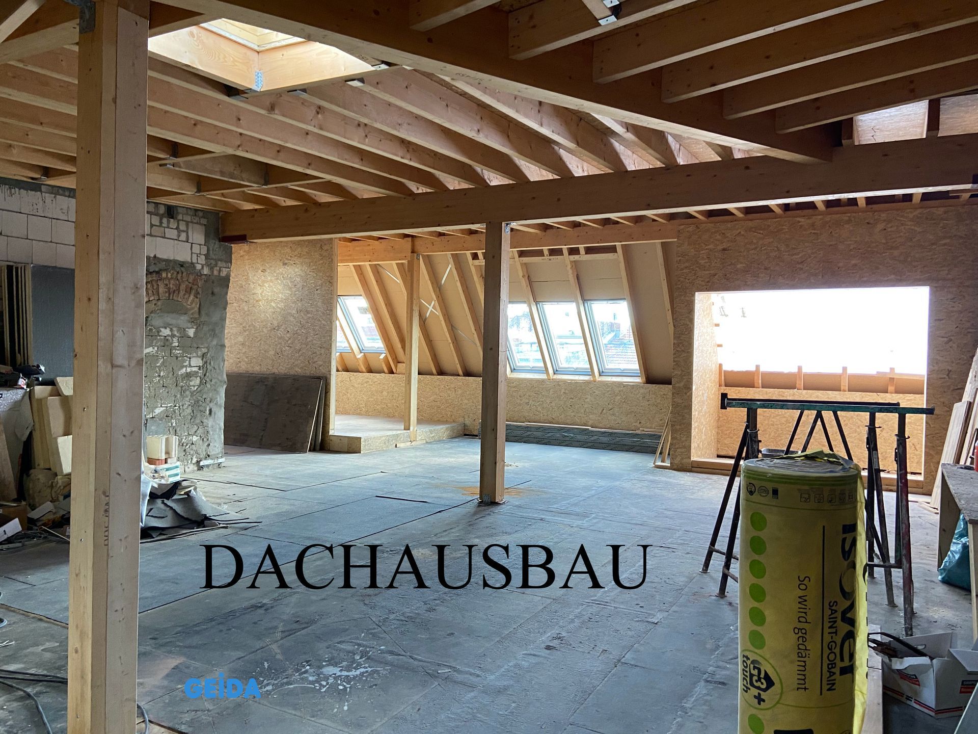 Dachausbau in Berlin Charlottenburg mit 4 Wohnungen im erweiterten Rohbau mit neuem Dachstuhl. GEIDA Projektentwicklung.