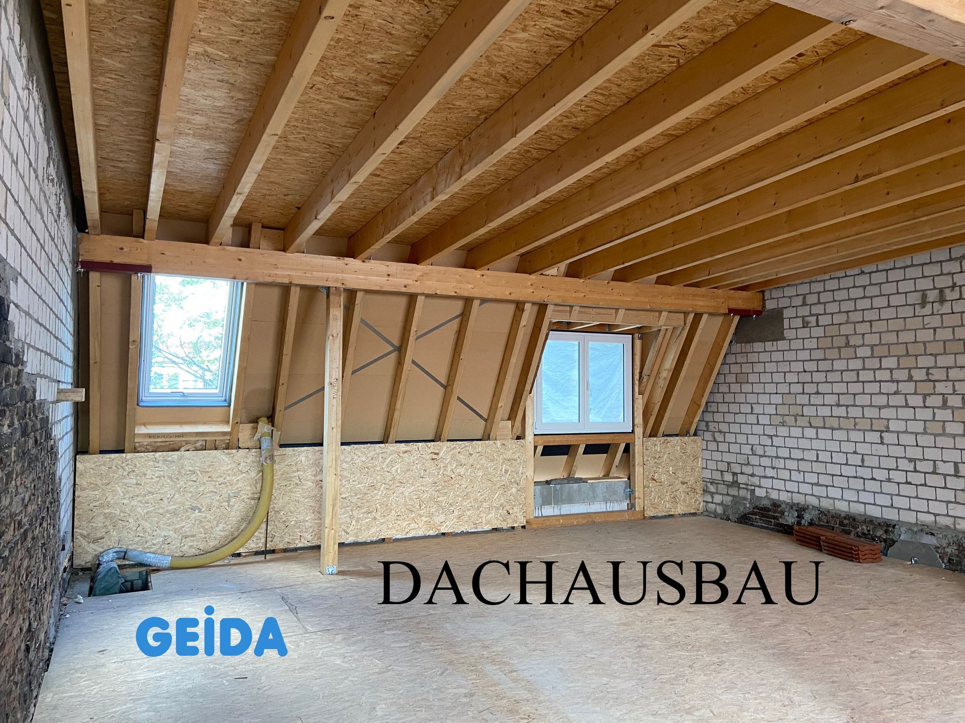 Dachausbau in Berlin Charlottenburg mit 4 Wohnungen im erweiterten Rohbau mit einem neuen Dachstuhl. GEIDA Projektentwicklung.