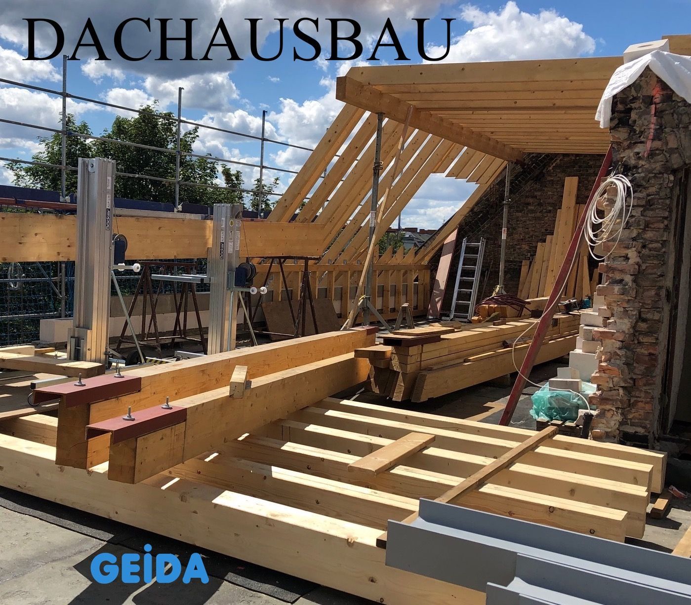 Dachausbau in Berlin Charlottenburg mit 4 Wohnungen im Rohbau mit dem Holz für den neuen Dachstuhl und die Deckenbalkenverstärkung. GEIDA Projektentwicklung
