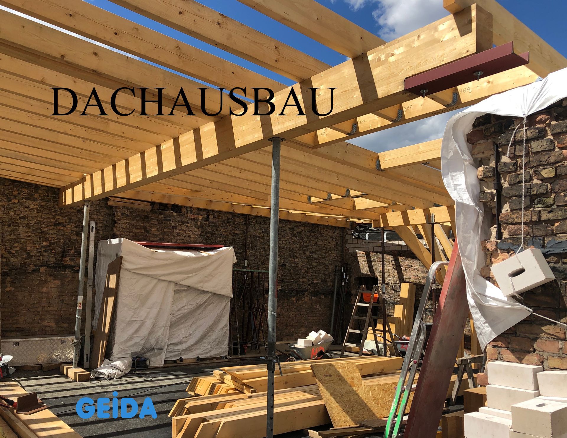 Dachausbau in Berlin Charlottenburg mit 4 Wohnungen im Rohbau mit dem Holz für den neuen Dachstuhl und die Deckenbalkenverstärkung. GEIDA Projektentwicklung