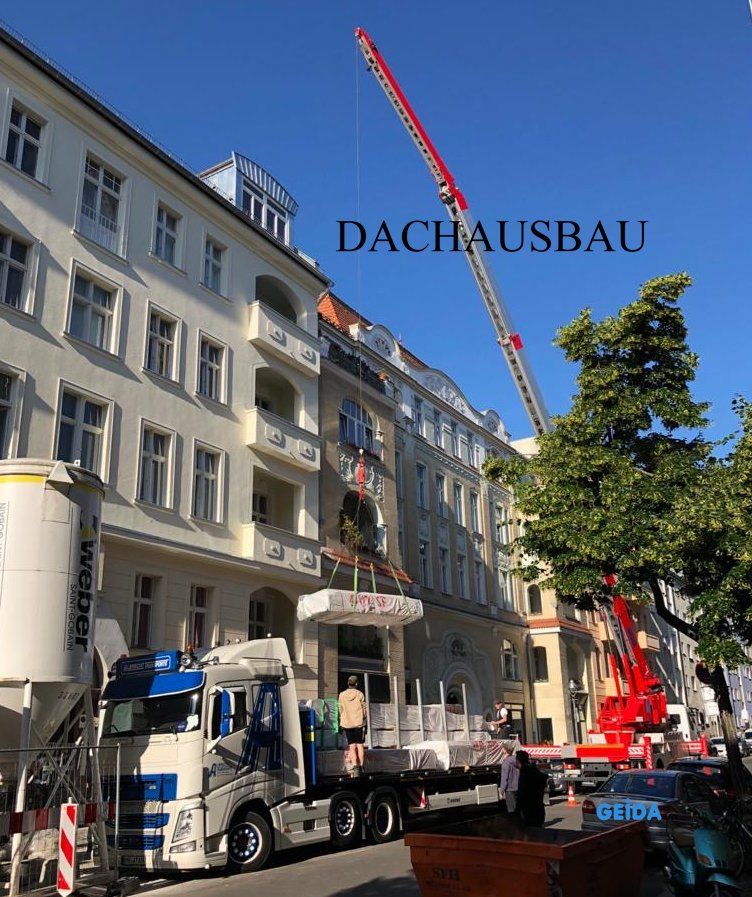 Kraneinsatz beim Dachausbau in Berlin Charlottenburg mit 4 Wohnungen. GEIDA Projektentwicklung