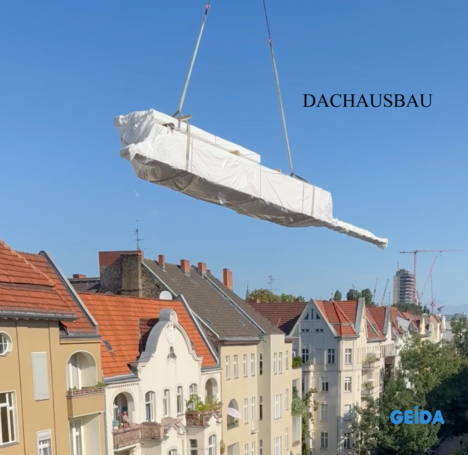 Kraneinsatz beim Dachausbau in Berlin Wilmersdorf mit 4 Wohnungen für Stahlträger und 8 Pakete Holz. GEIDA Projektentwicklung