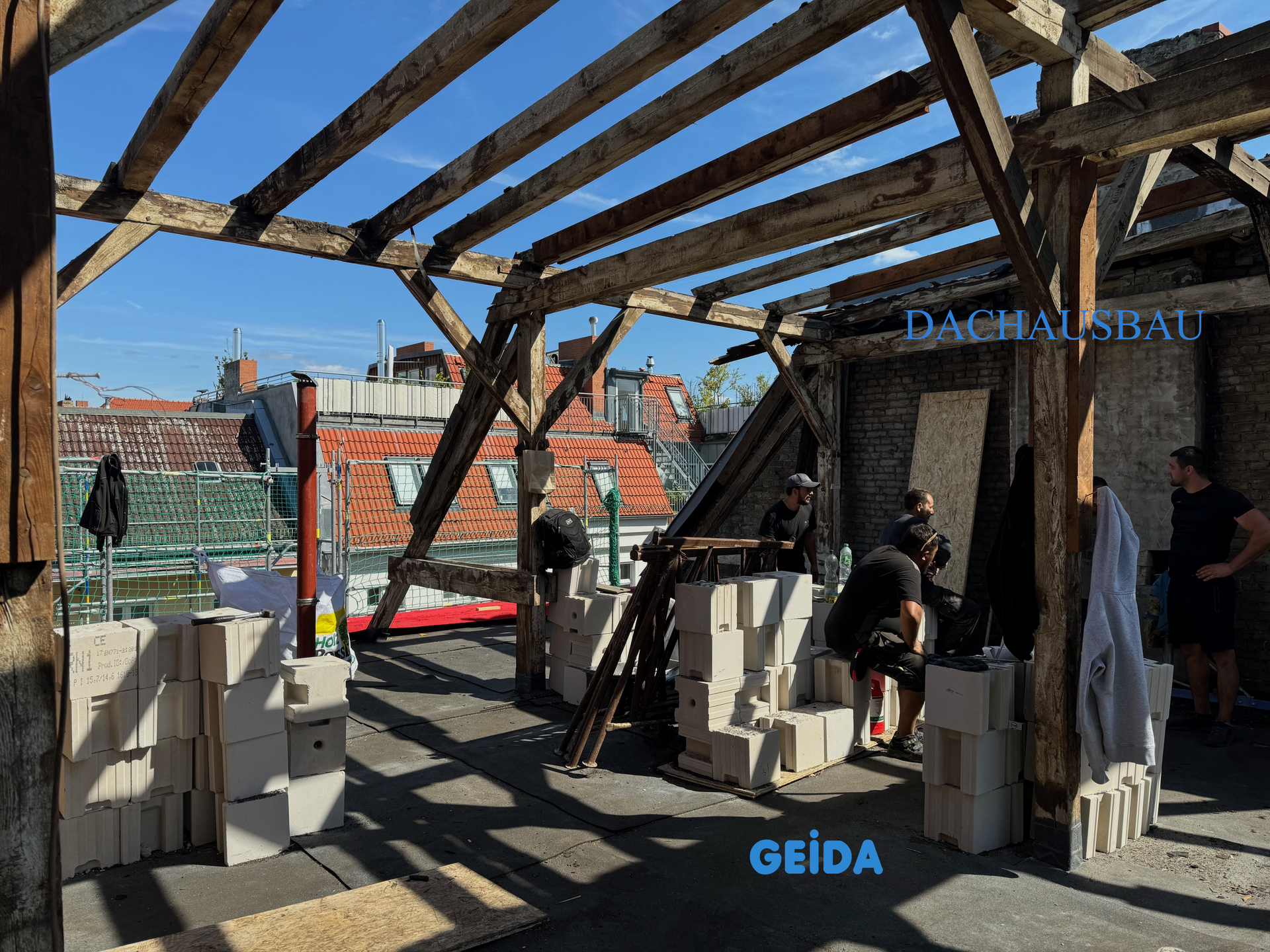 Abriss des alten Dachstuhls für den Dachneubau in Berlin Wilmersdorf mit 4 Wohnungen. GEIDA Projektentwicklung